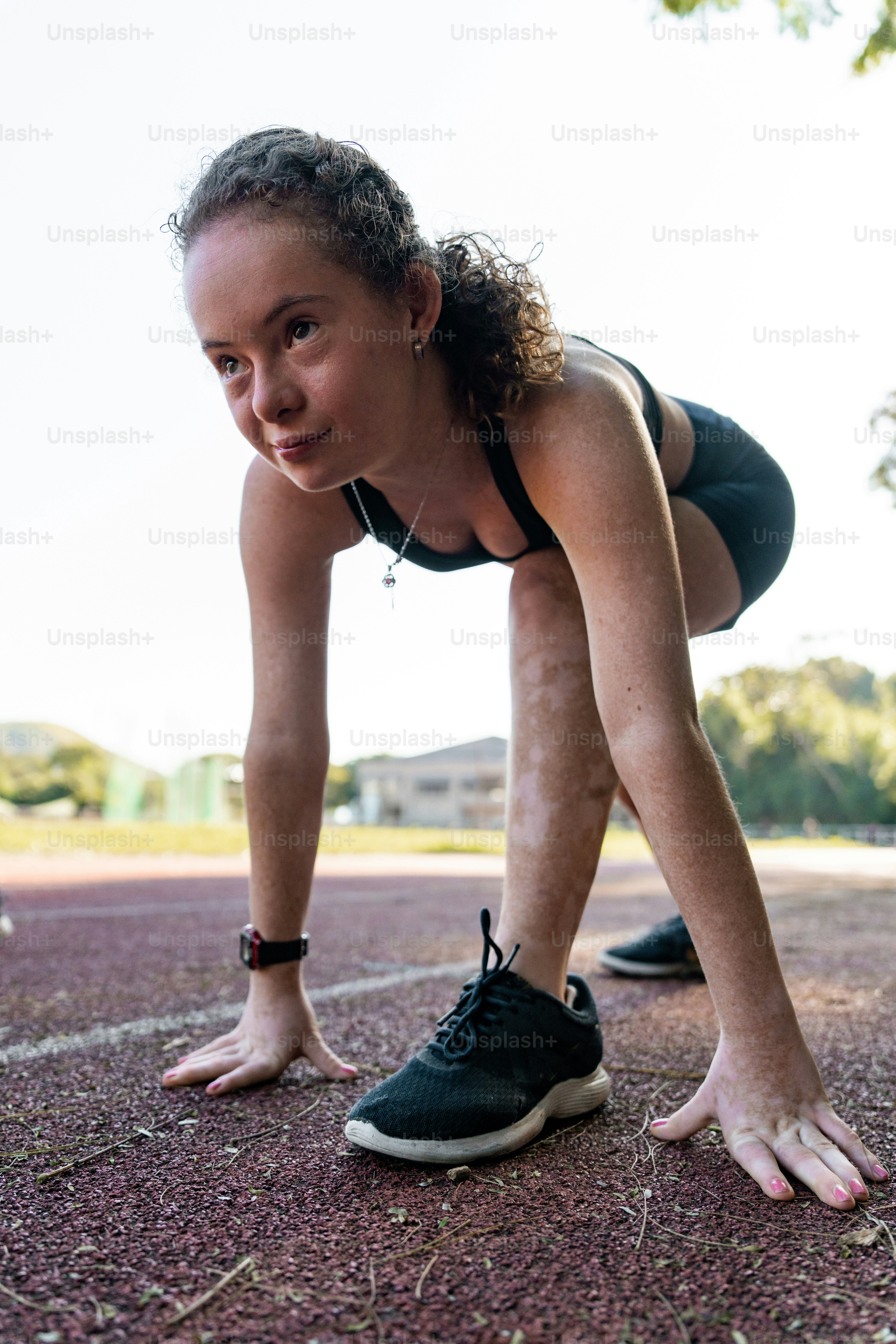 Seorang wanita sedang melakukan push up di lapangan tenis