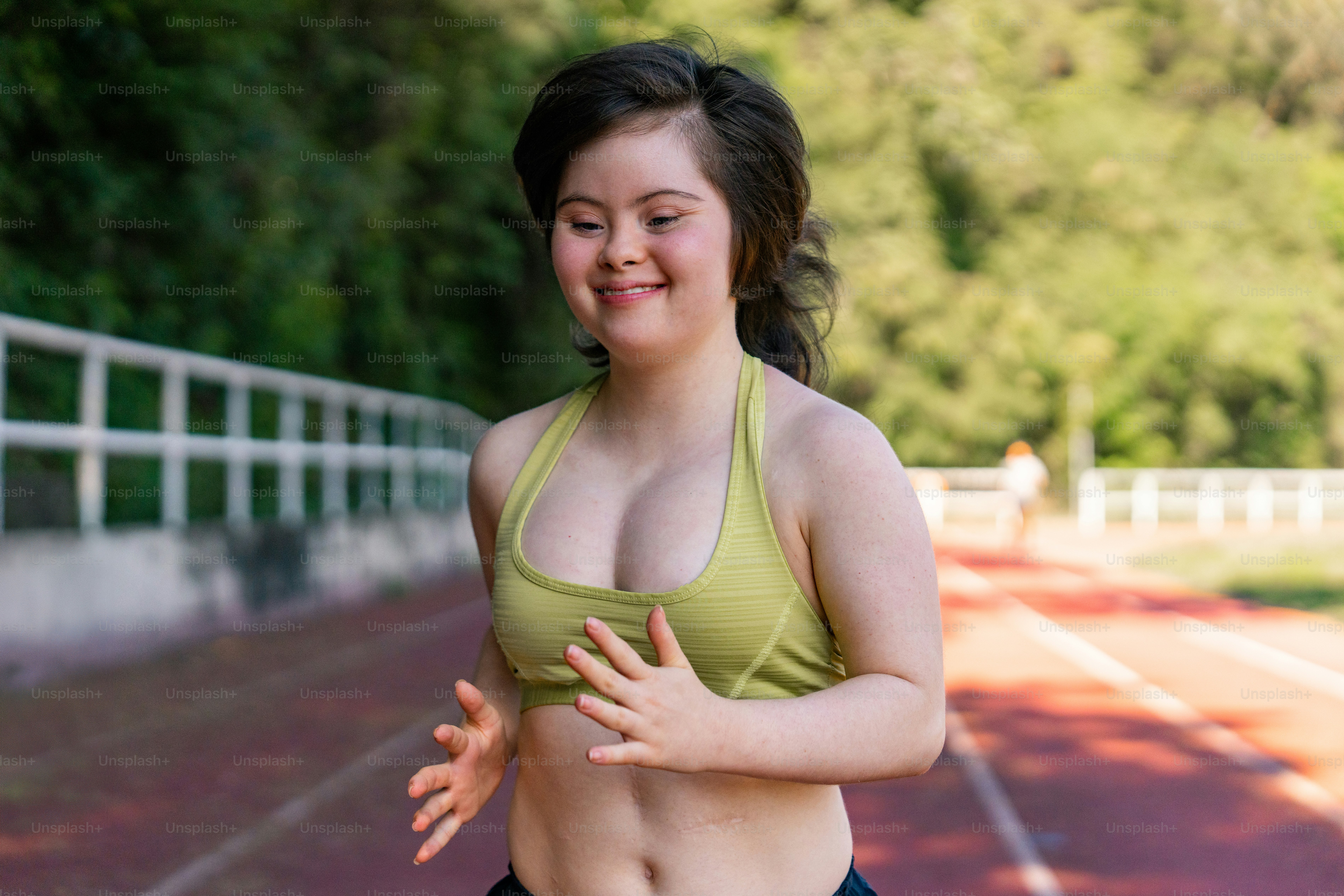 Una donna in reggiseno sta correndo su una pista