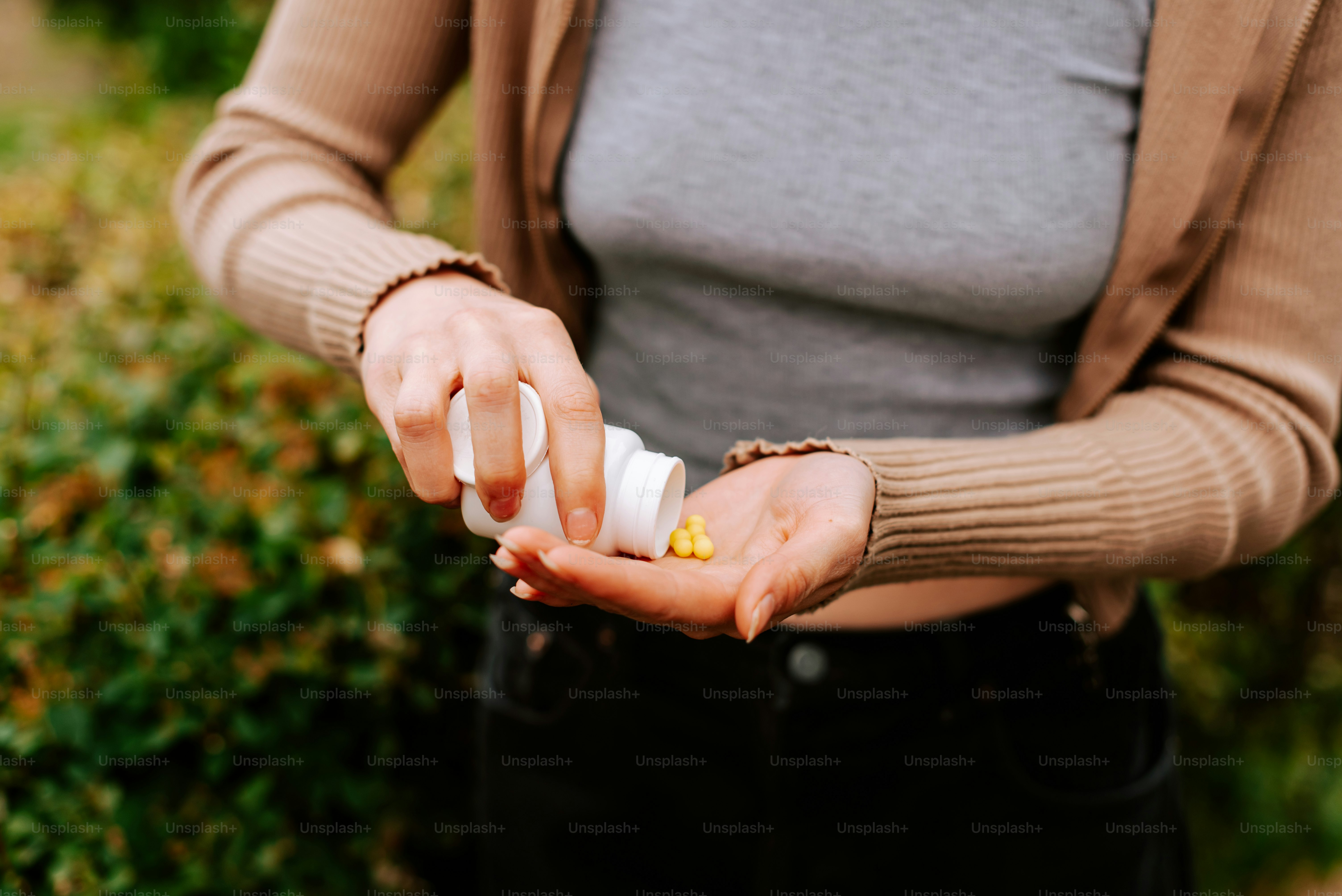 una mujer sosteniendo un frasco de loción en la mano