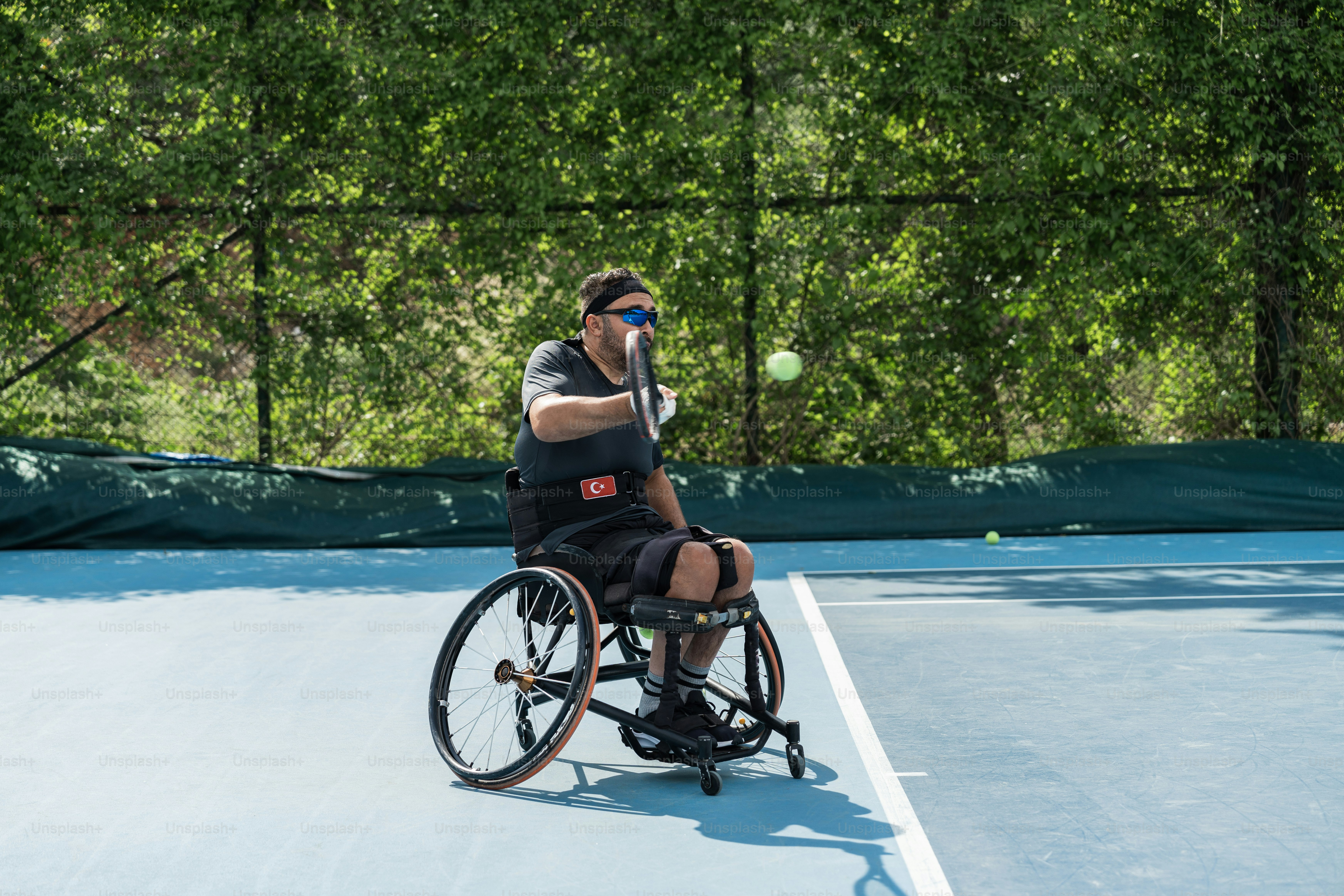 Ein Mann im Rollstuhl auf einem Tennisplatz