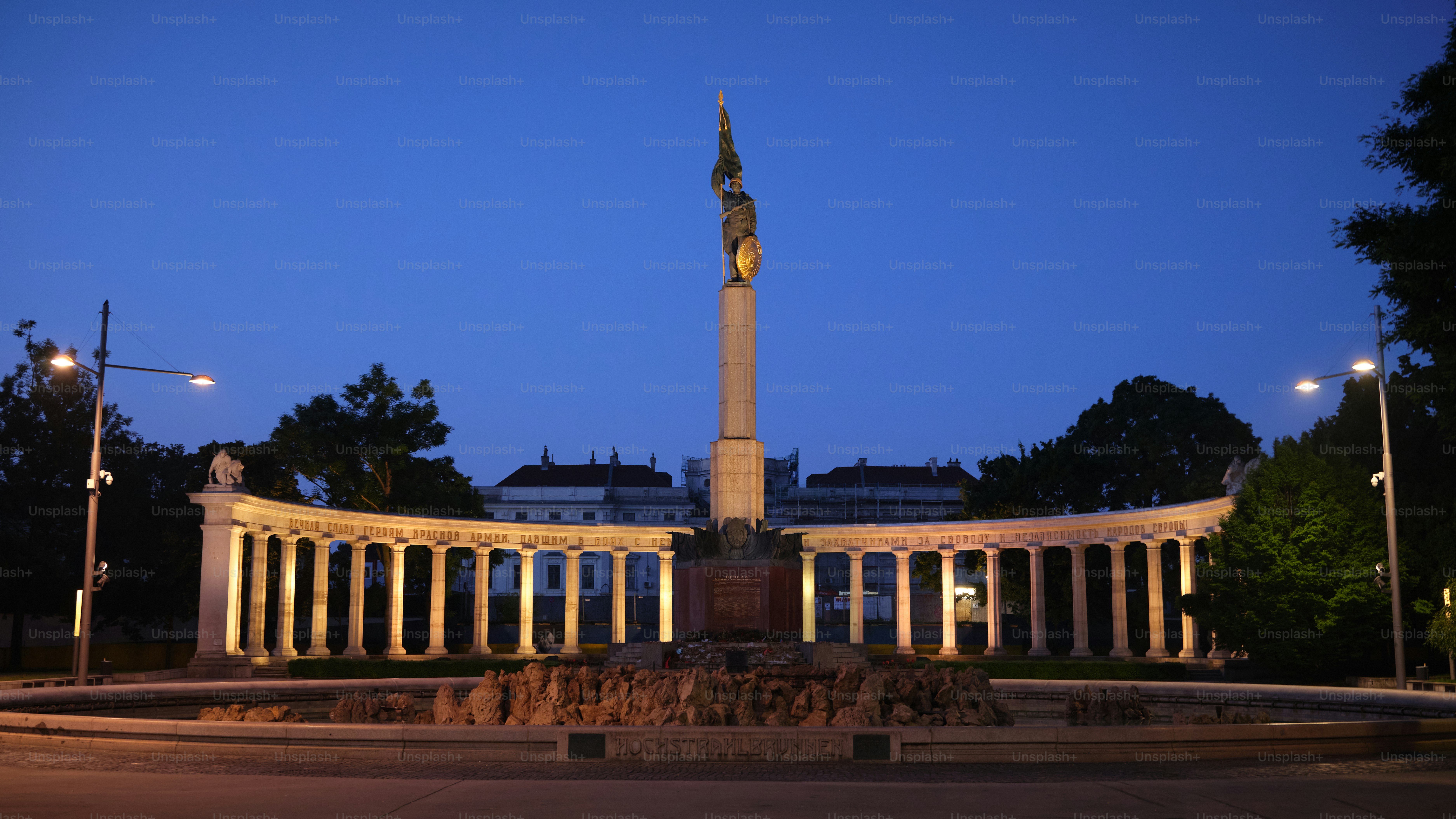 Ein Denkmal mitten in einem Park bei Nacht
