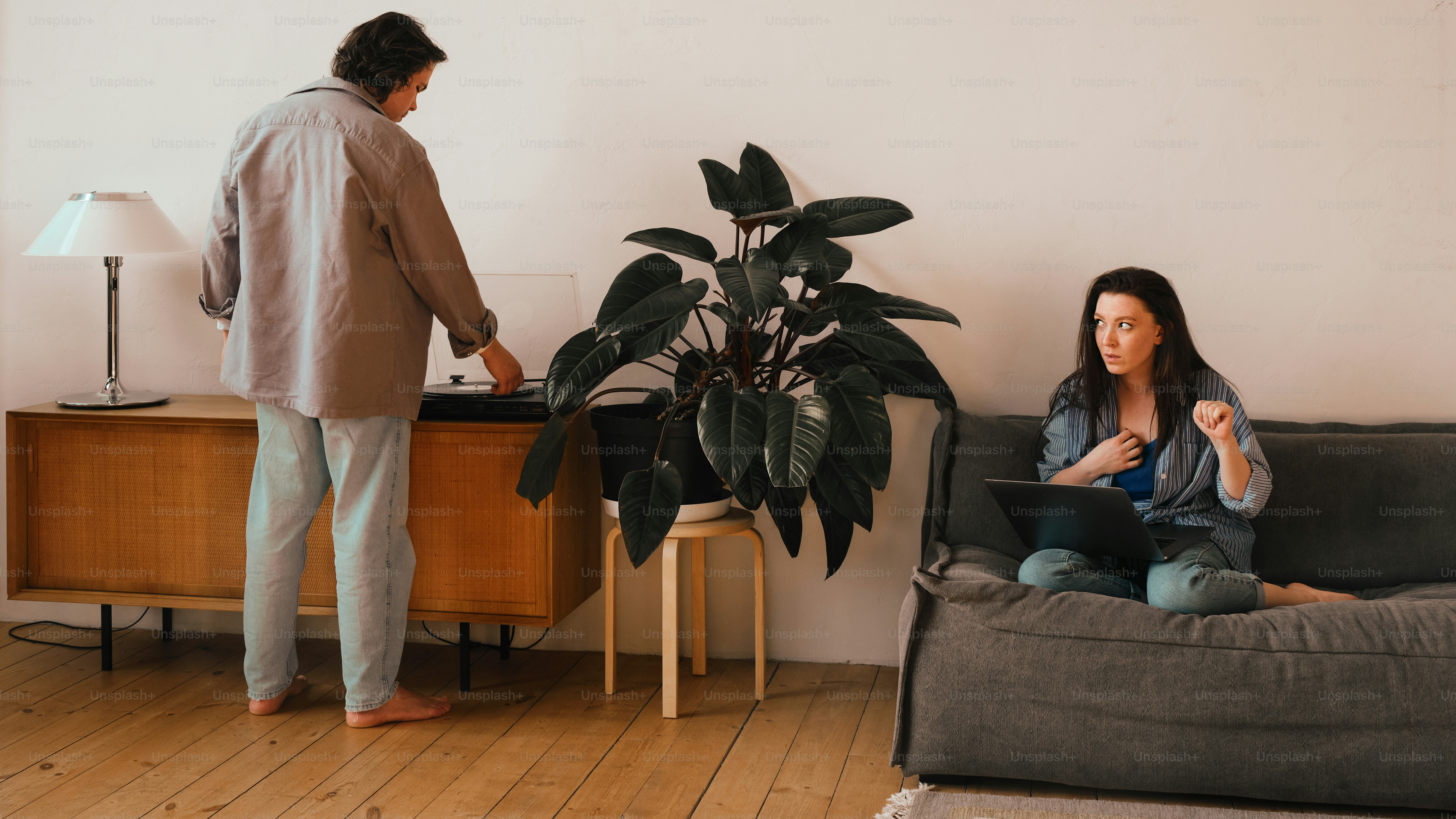 una donna seduta su un divano in un soggiorno