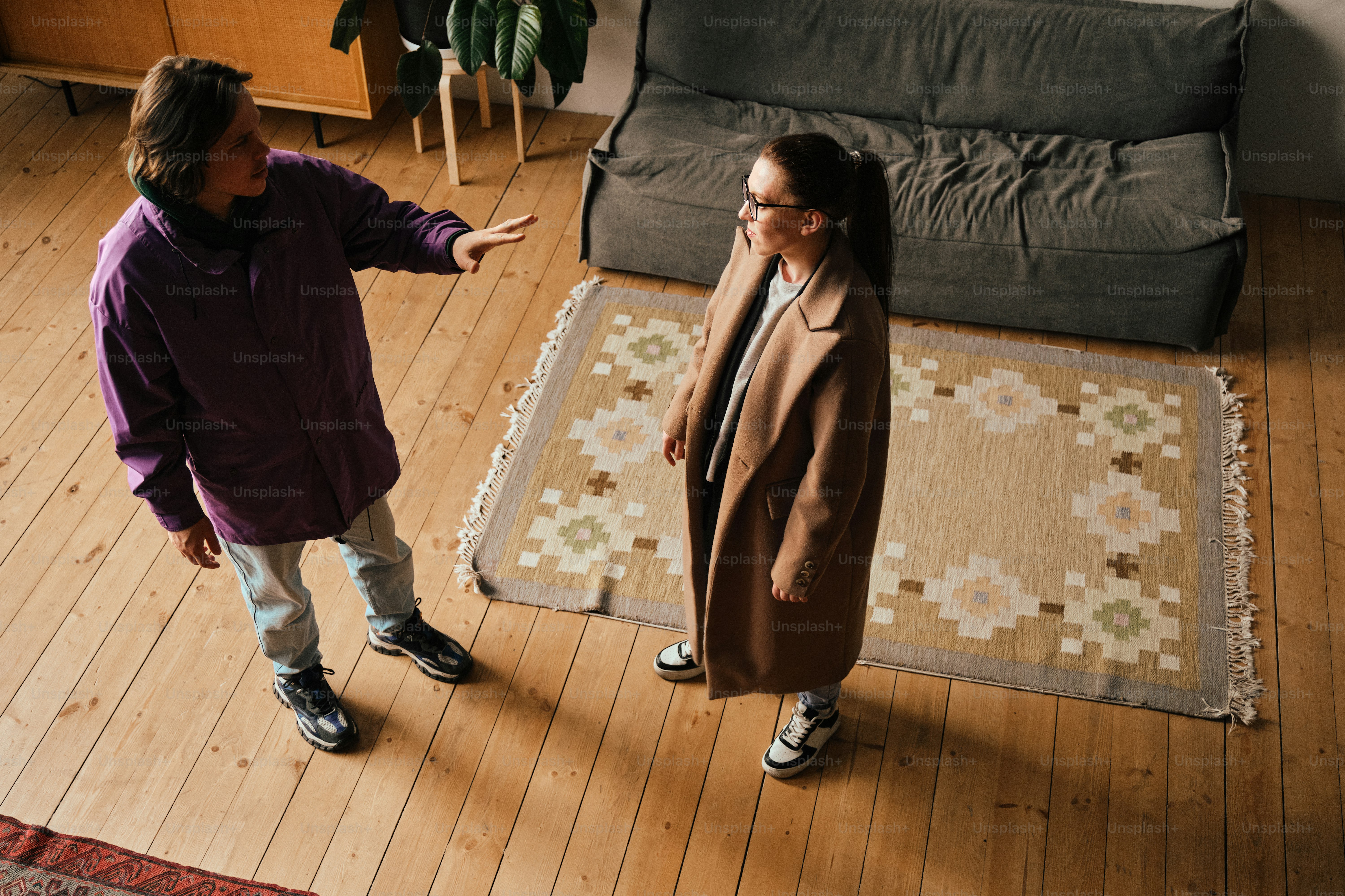 um homem e uma mulher em pé em uma sala de estar