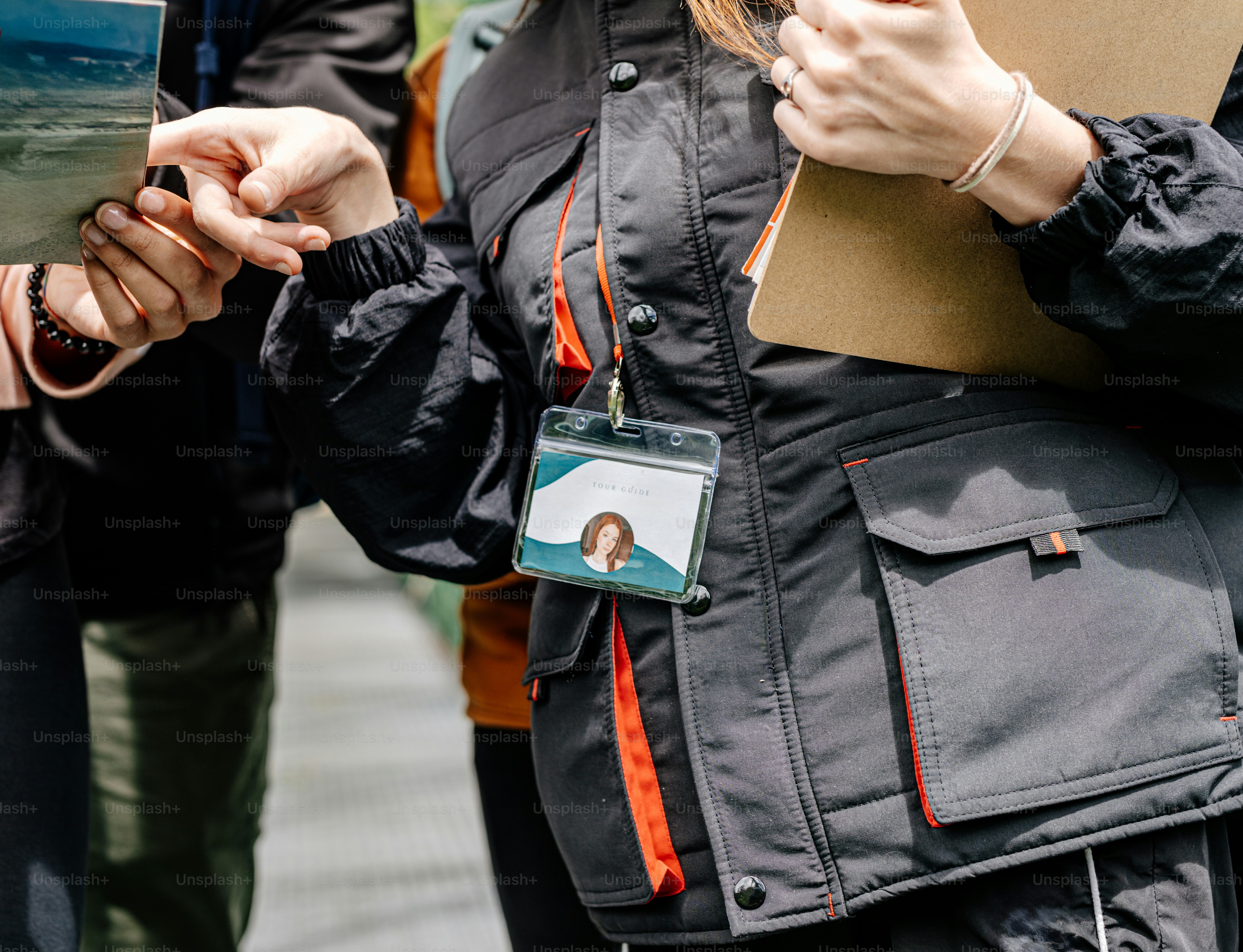 une femme tenant un presse-papiers avec une photo dessus
