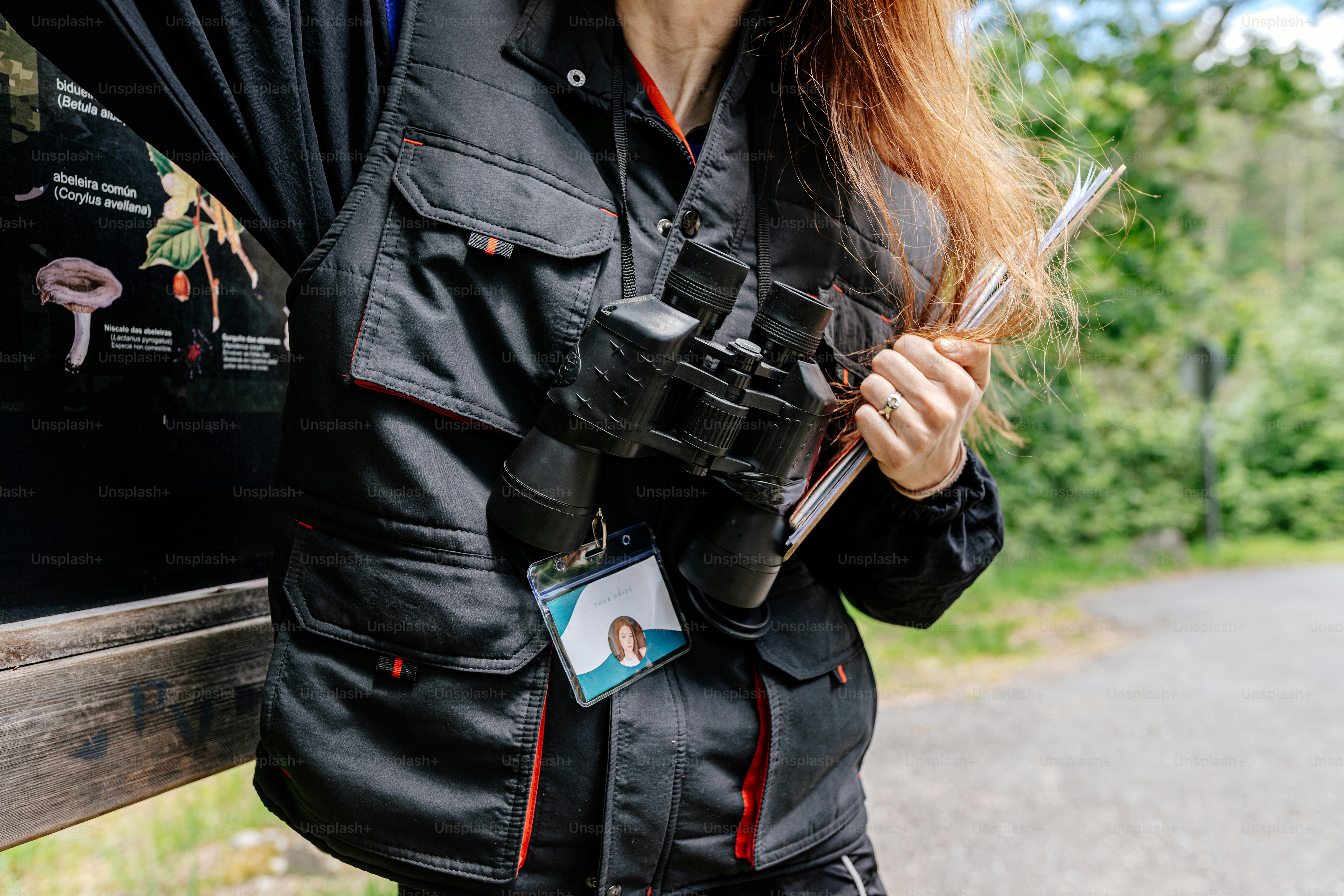 Seorang wanita berjaket hitam memegang gunting