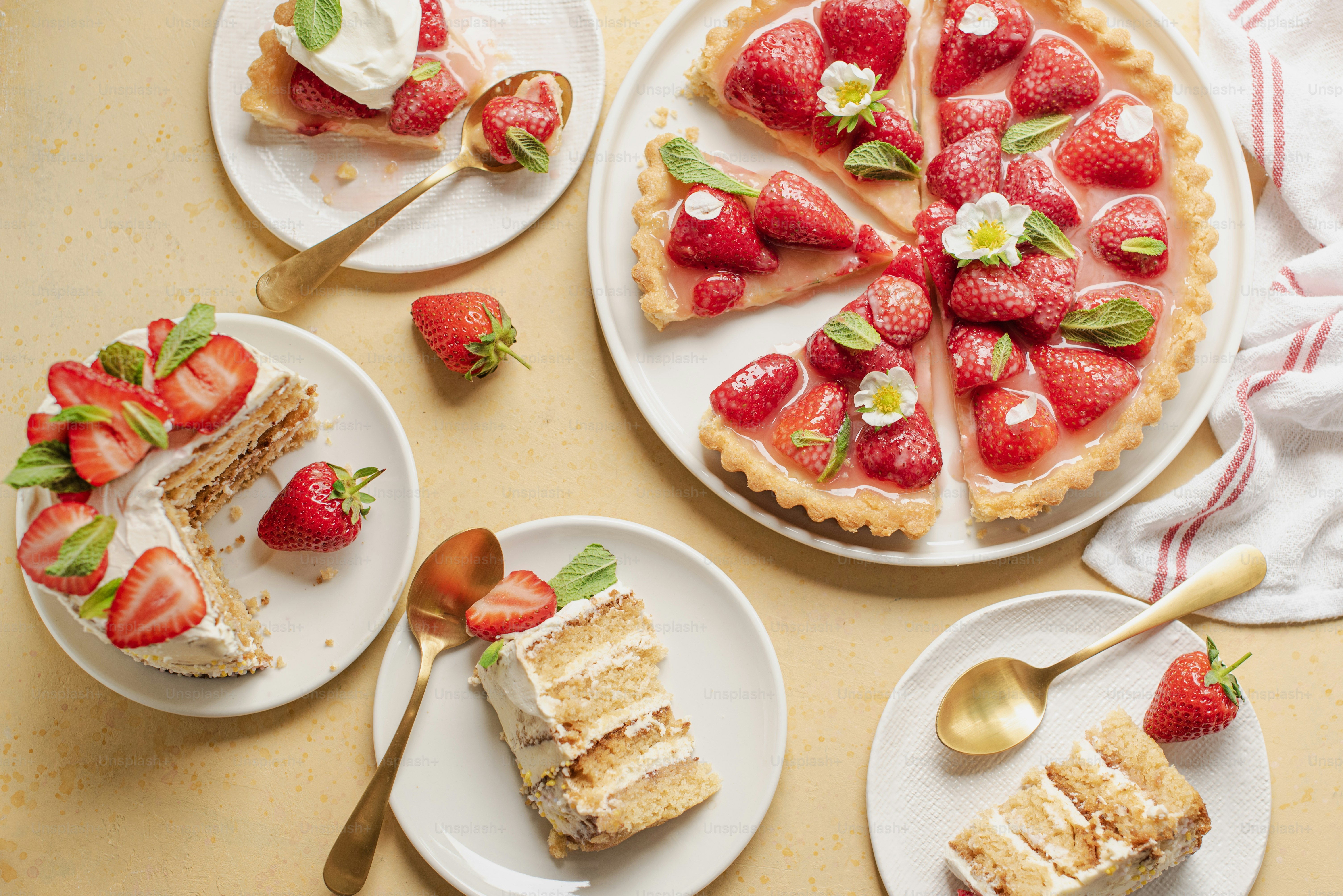 Uma fatia de bolo red velvet em um prato foto – Imagem sobre Alimento na  Unsplash, image size:3000x2003