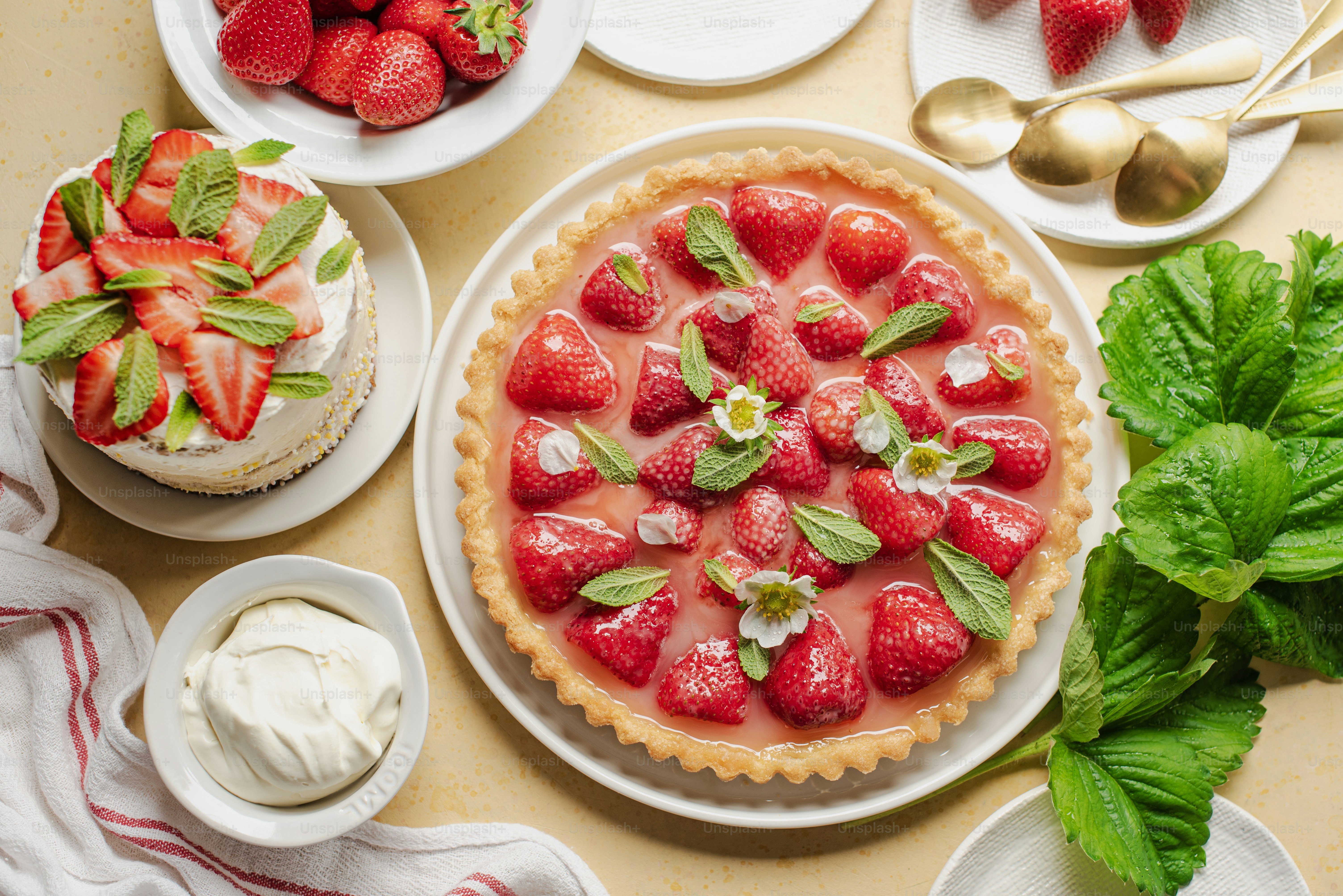 uma torta com morangos em cima de uma mesa