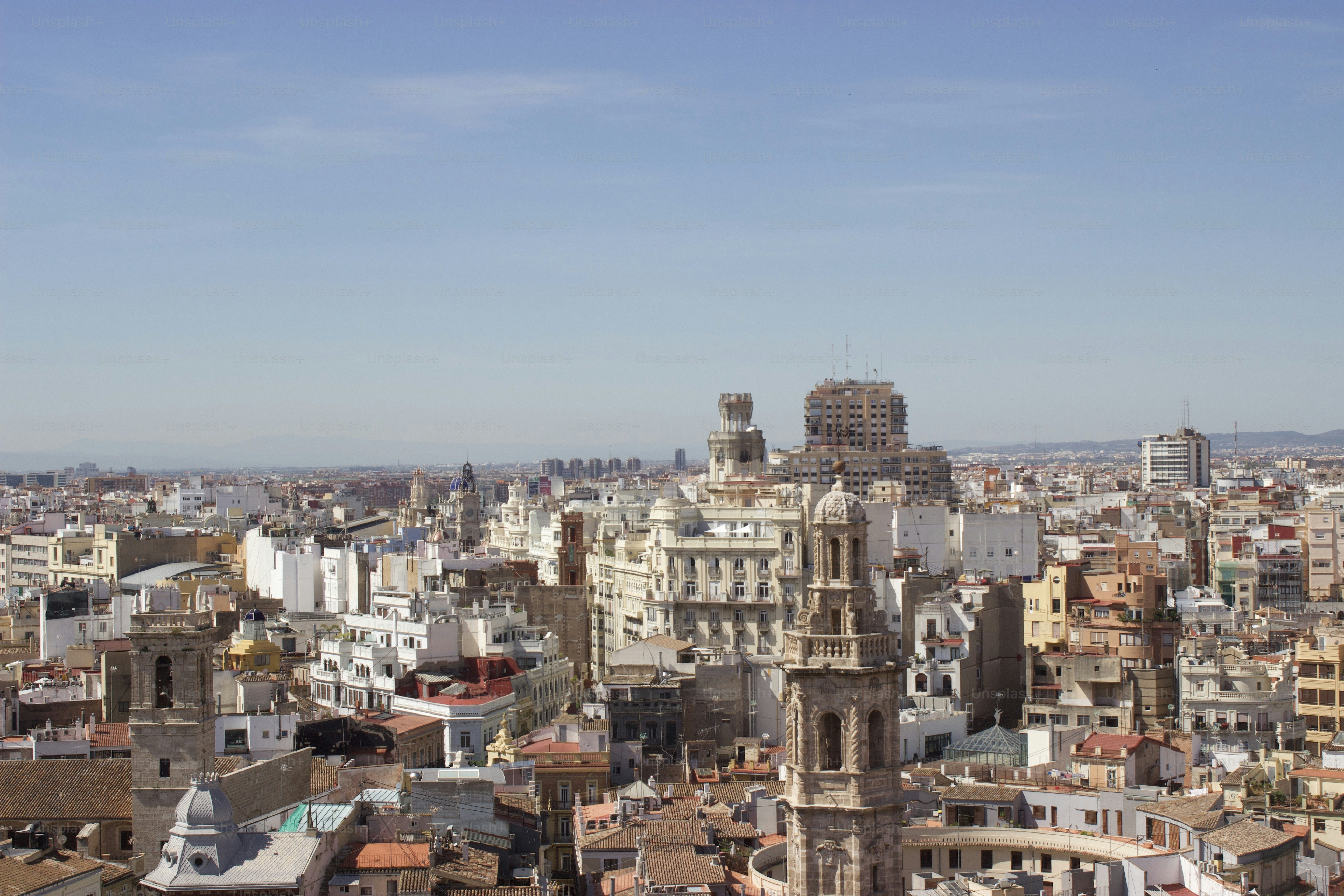 uma vista de uma cidade com edifícios altos