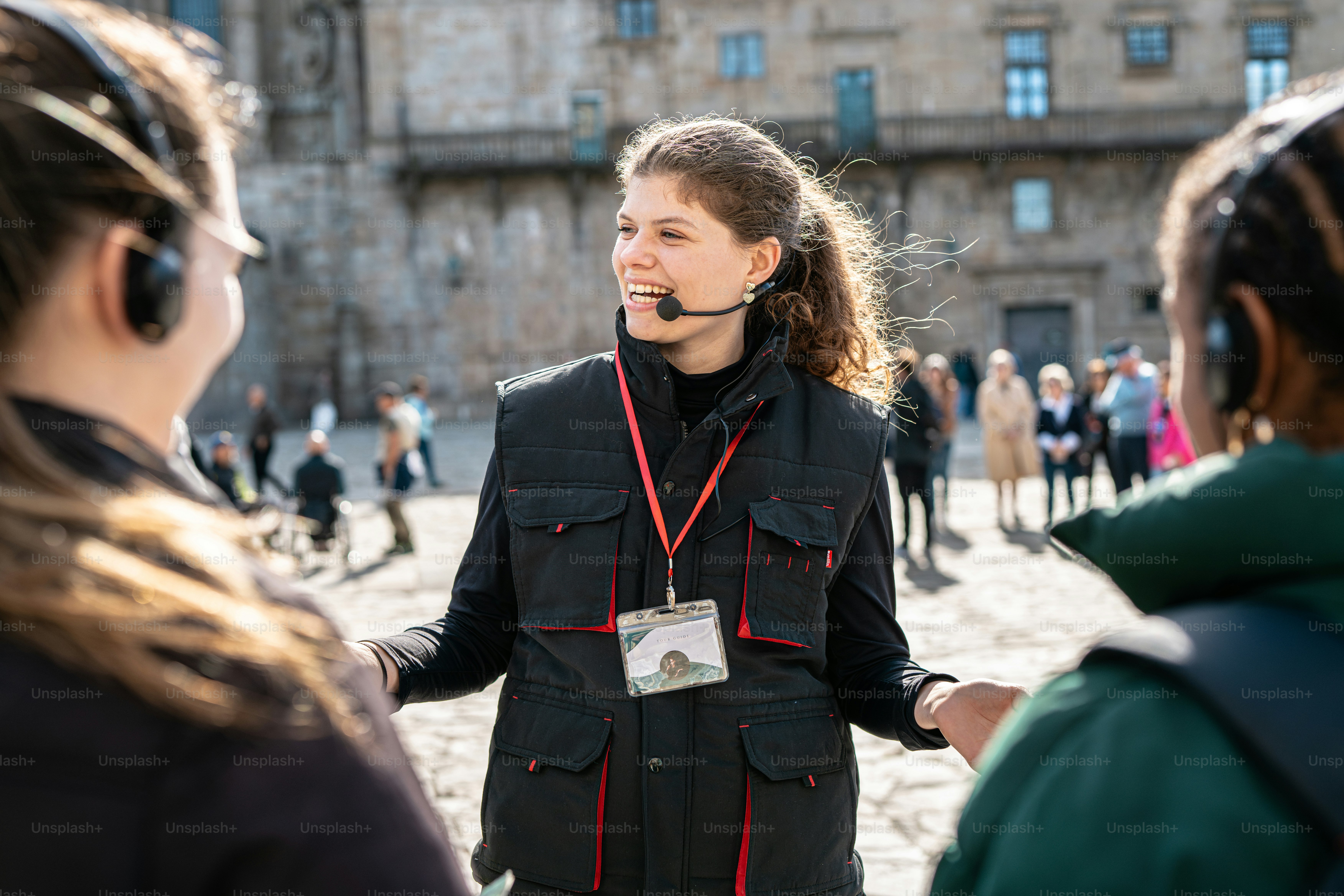 Famille en visite guidée d'un monument
