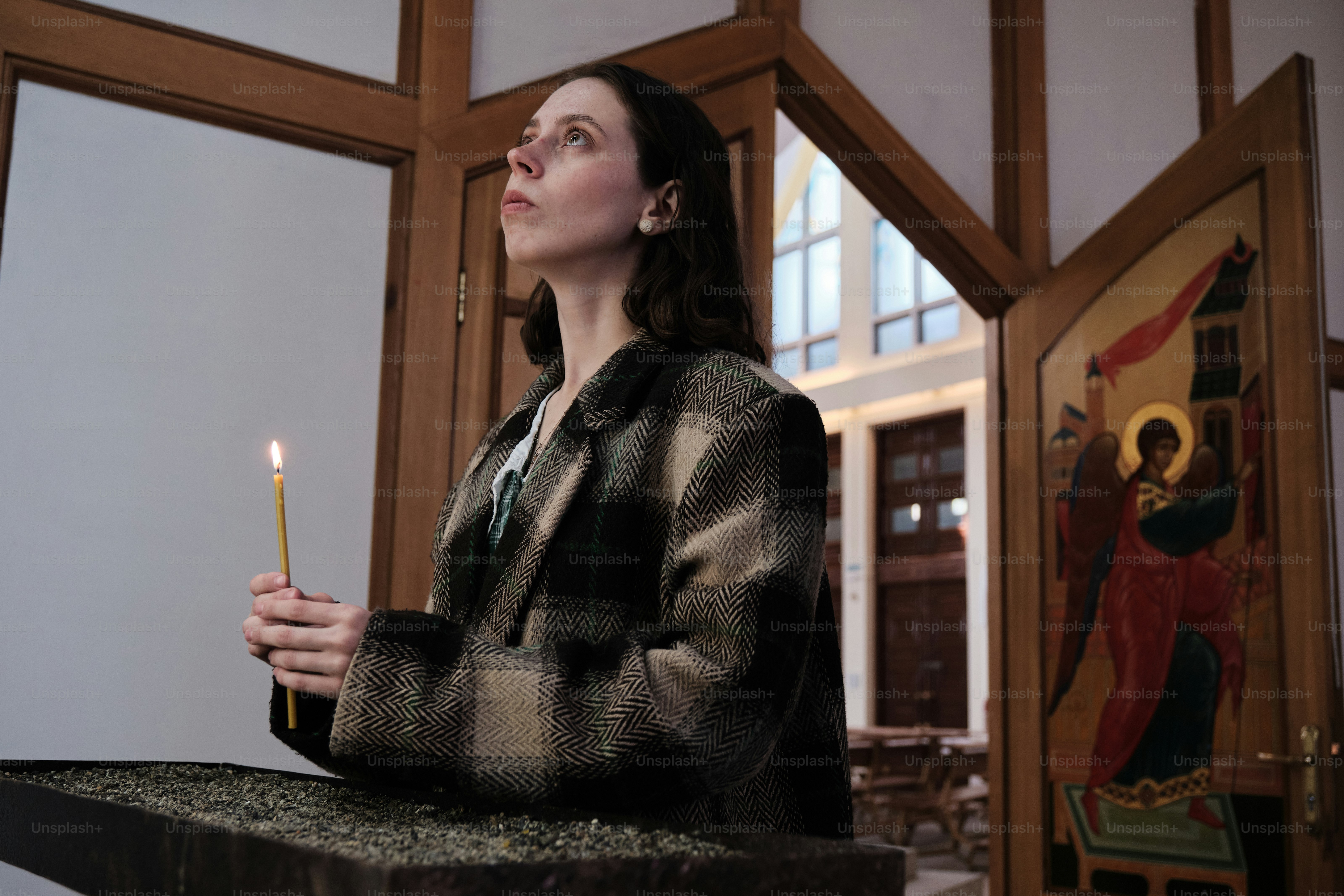 eine Frau, die eine Kerze in den Händen hält