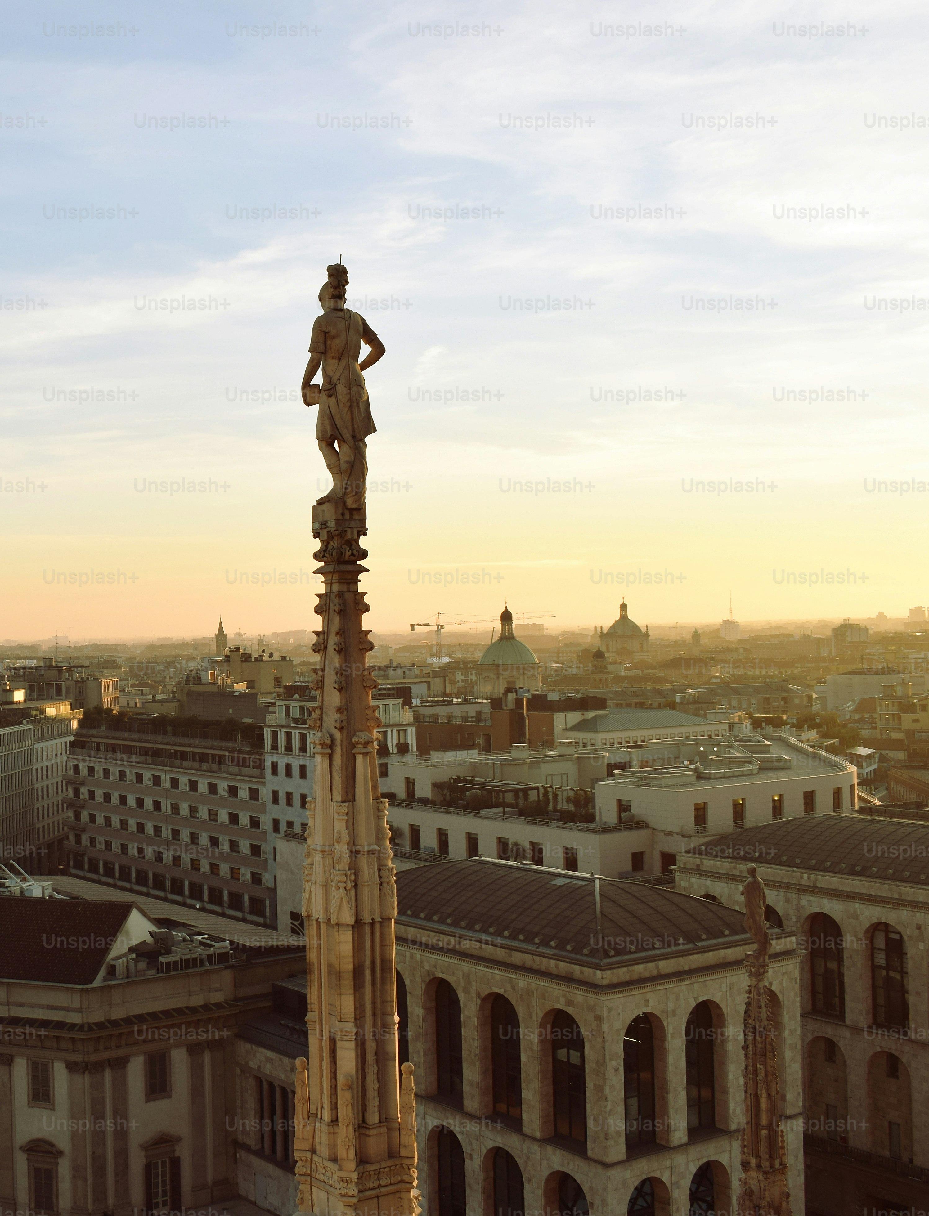 una statua di un uomo in cima a un edificio