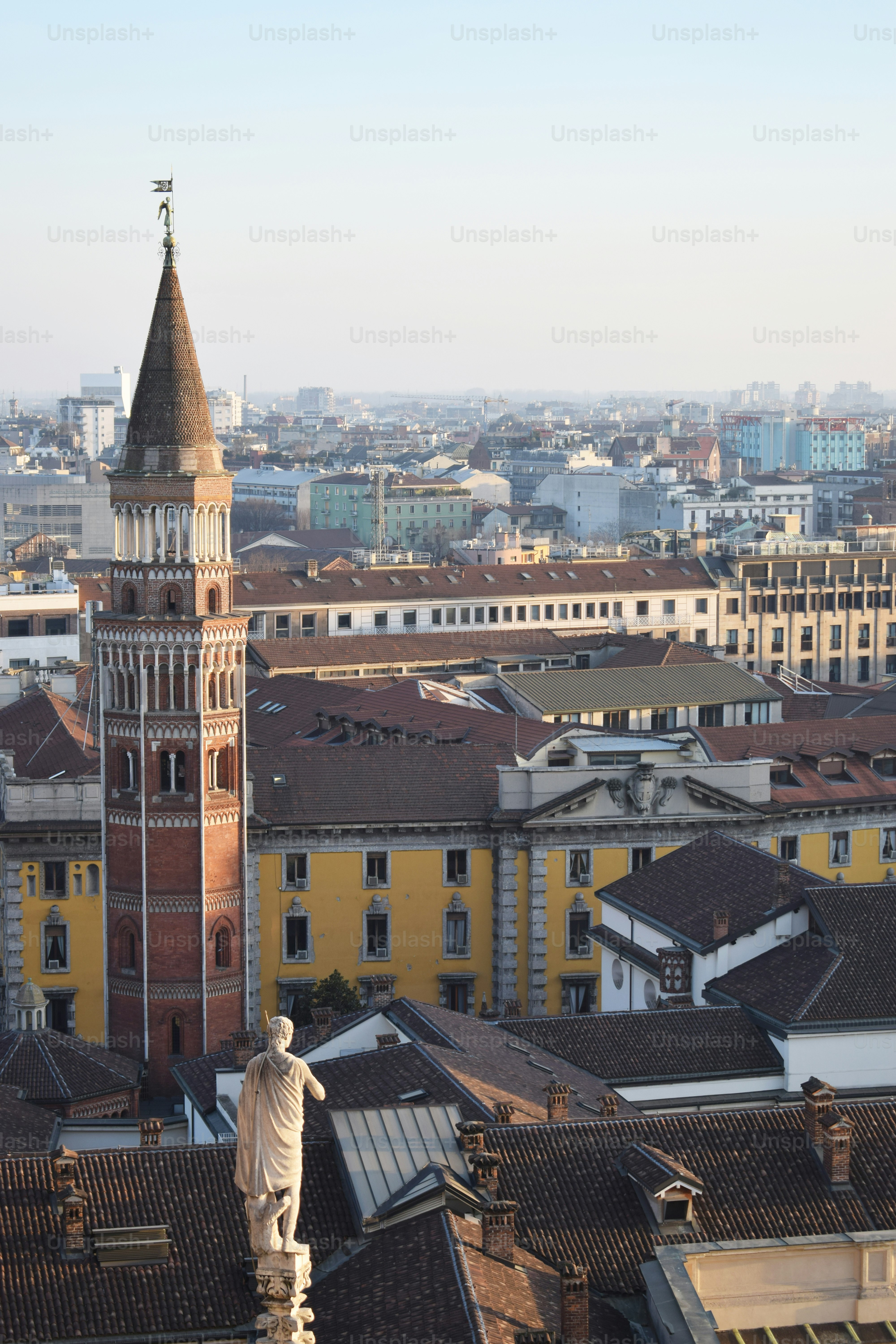 un'alta torre dell'orologio che sovrasta una città
