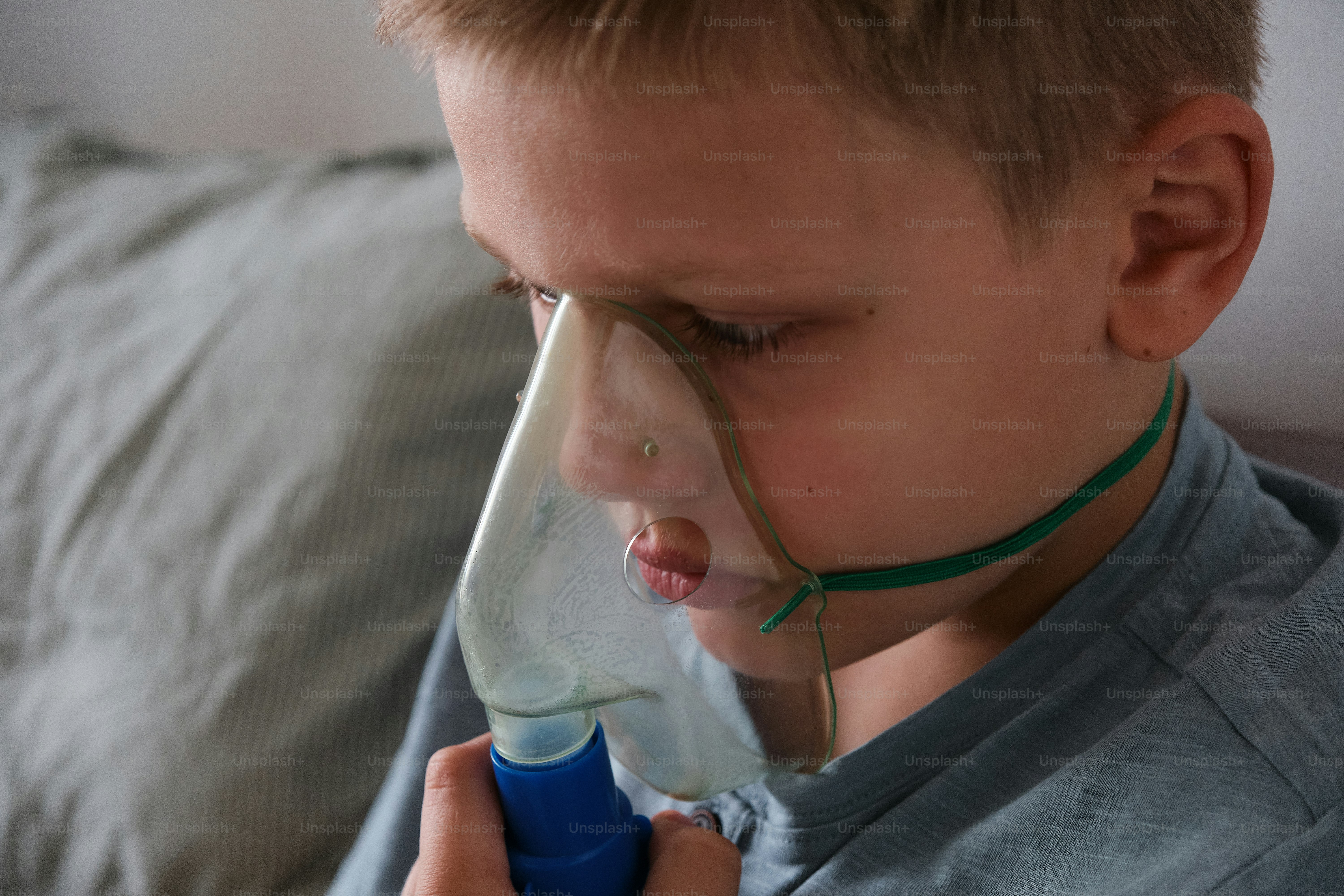 Un niño con una máscara de respiración puesta