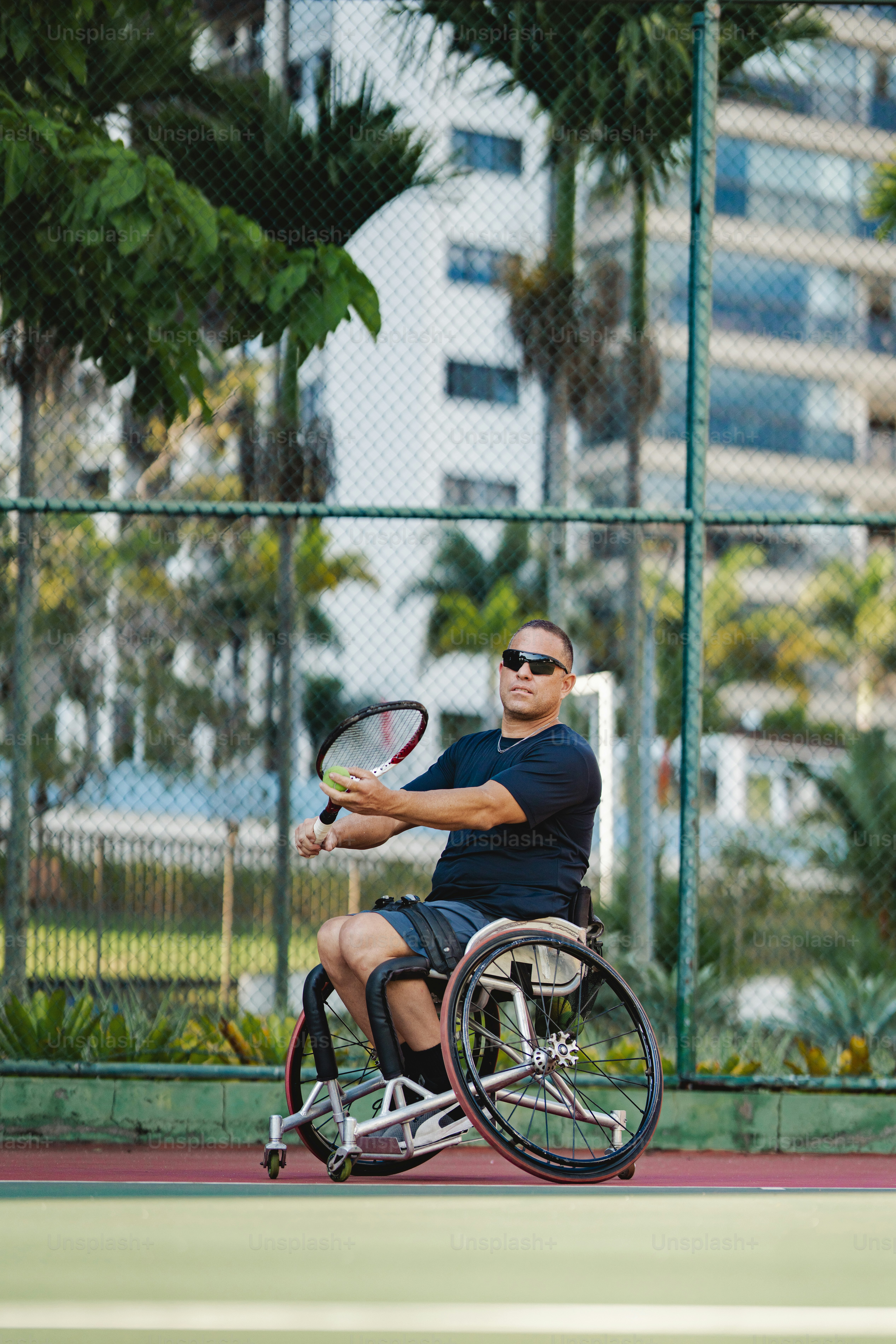 Ein Mann im Rollstuhl spielt Tennis