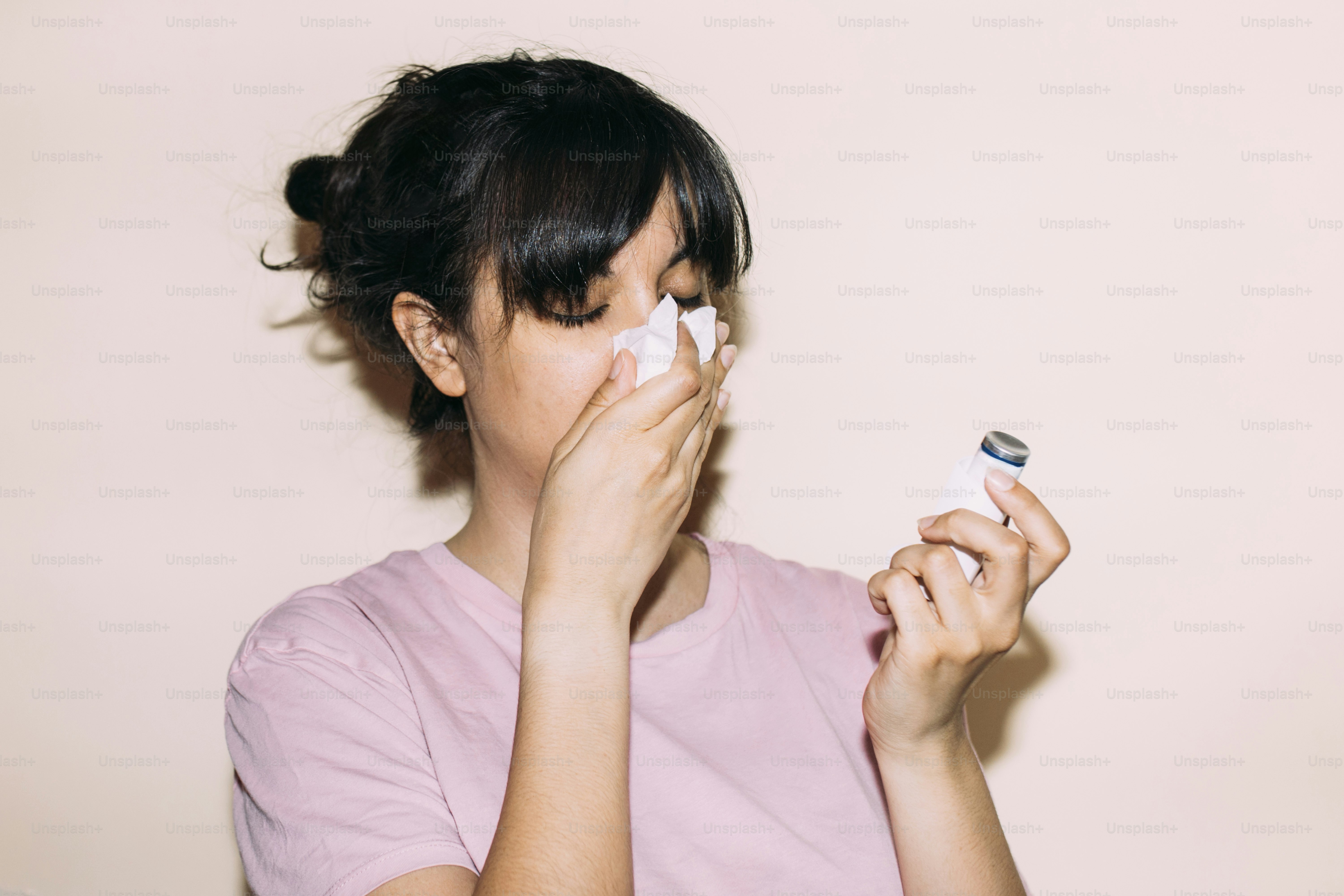 une femme tenant une brosse à dents dans sa main droite