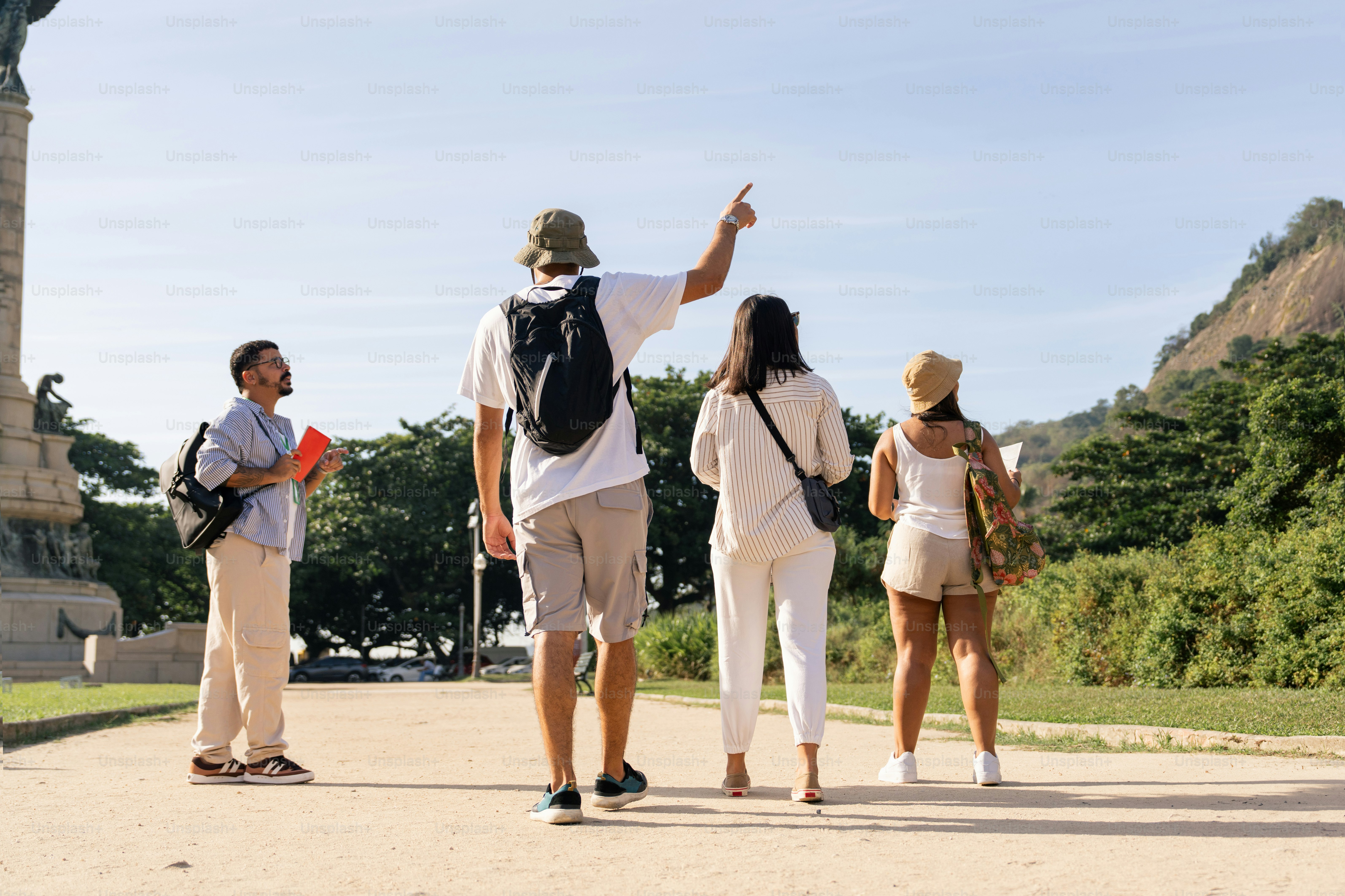 eine Gruppe von Menschen, die um eine Statue herum stehen