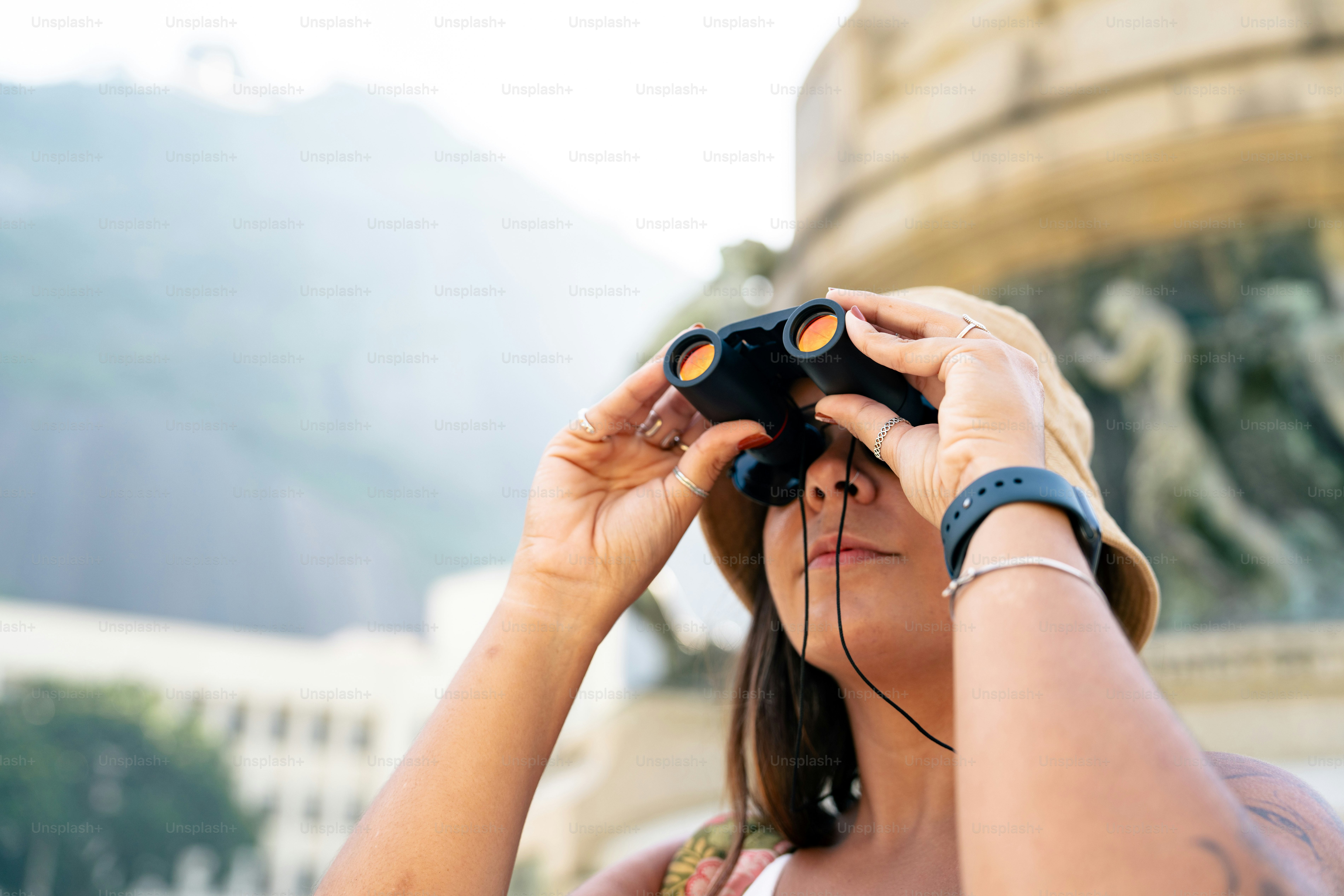 Eine Frau, die durch ein Fernglas schaut