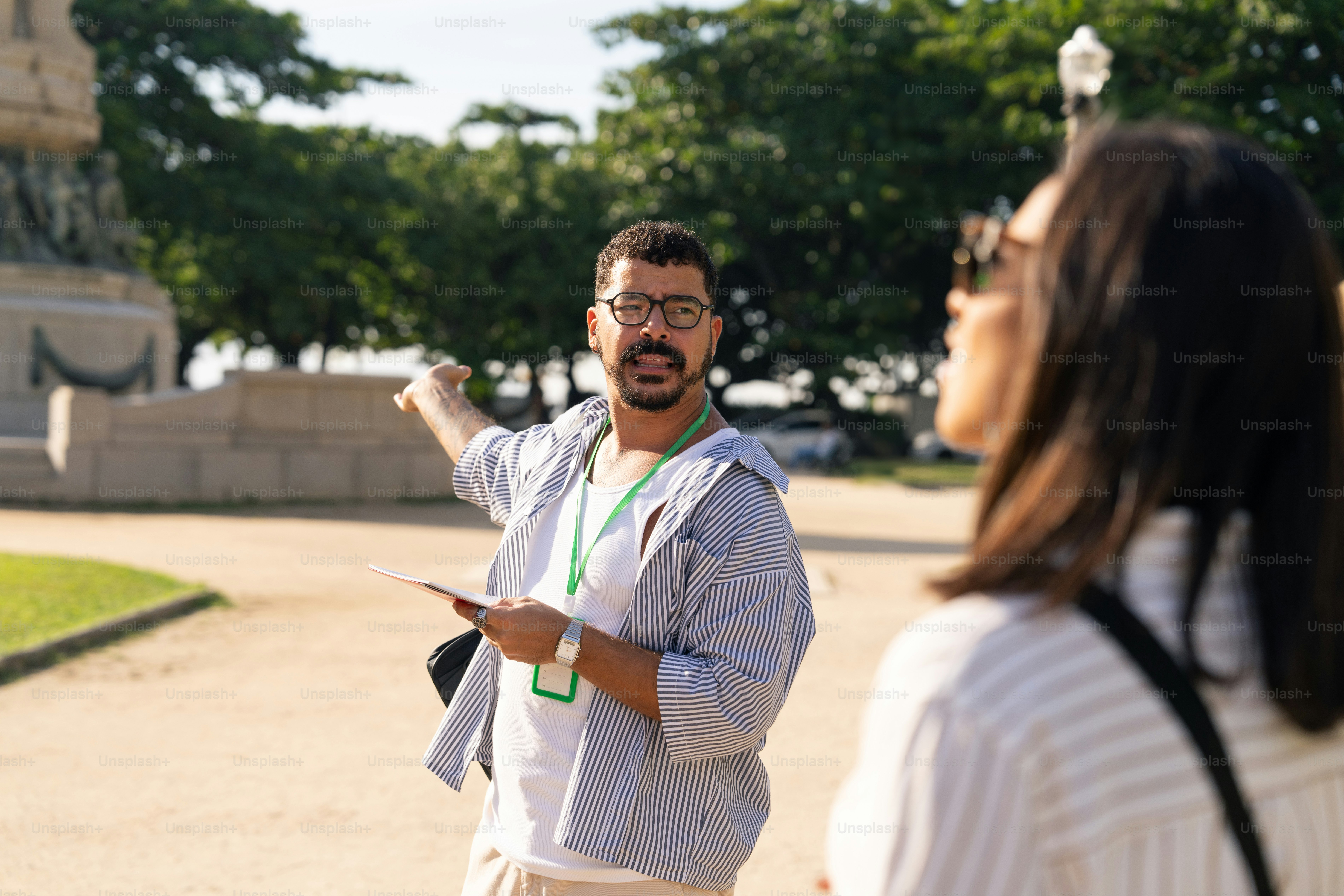 Ein Mann, der neben einer Frau in einem Park steht