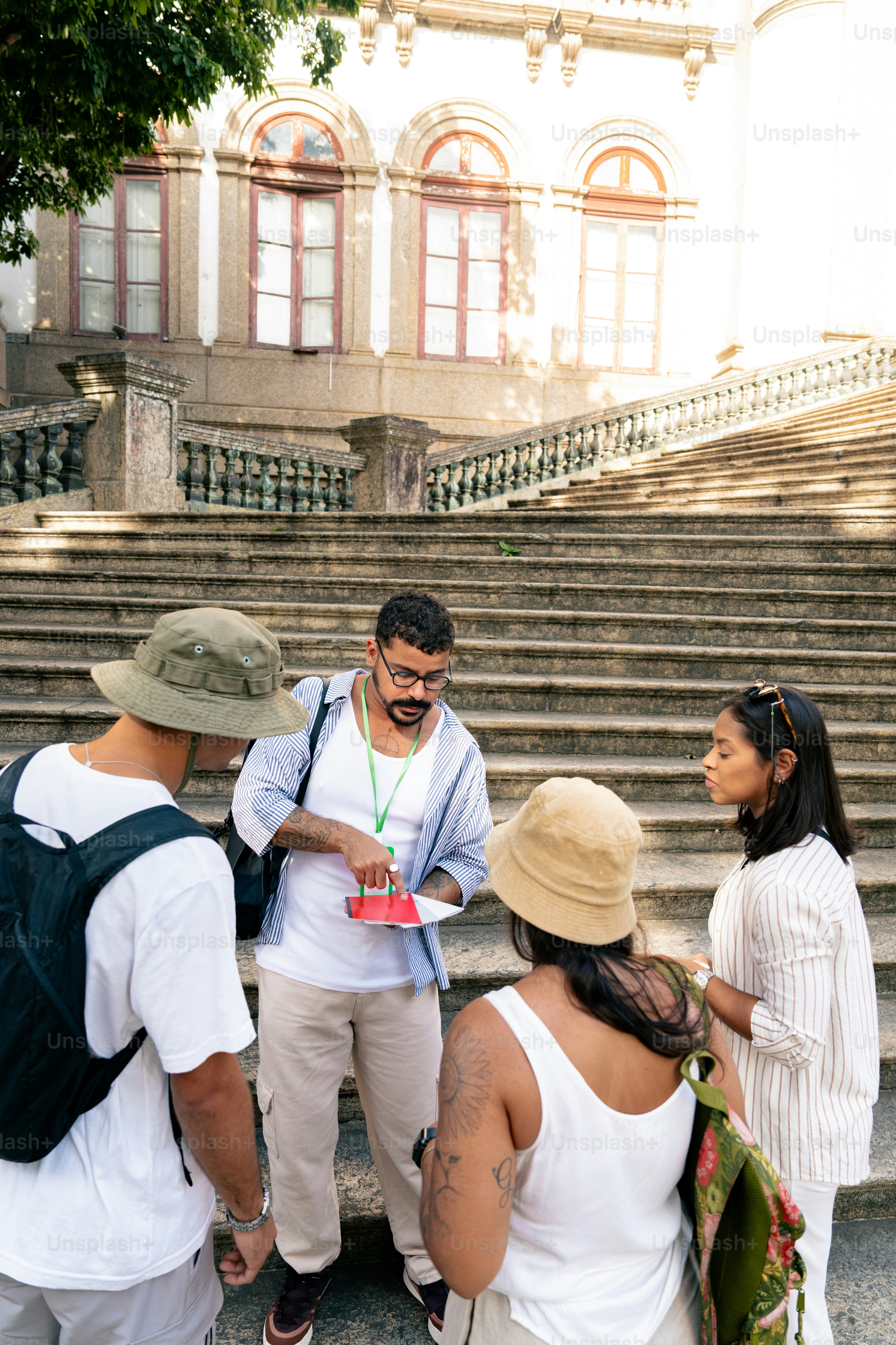 un groupe de personnes debout devant quelques marches