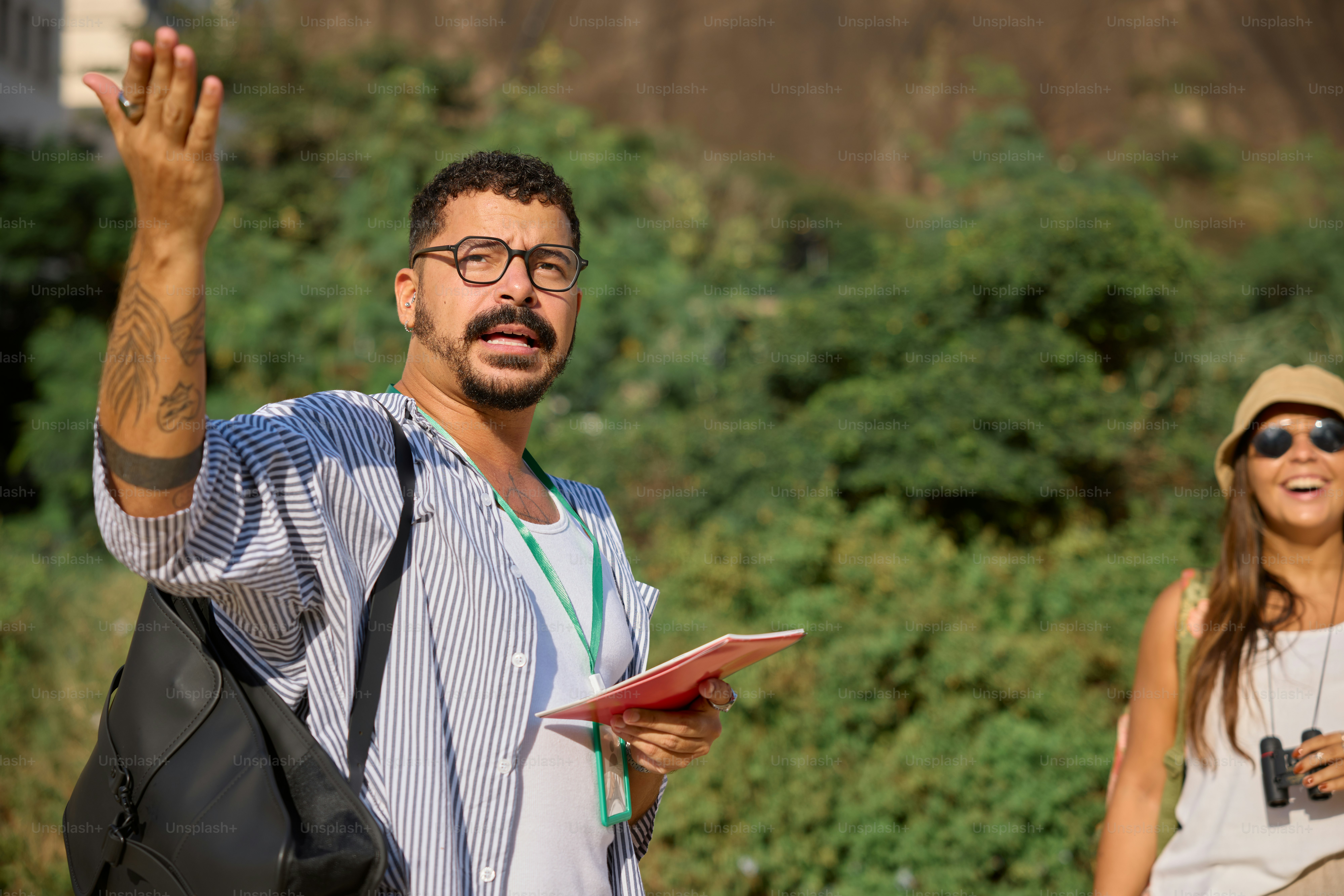 ein Mann und eine Frau, die nebeneinander stehen