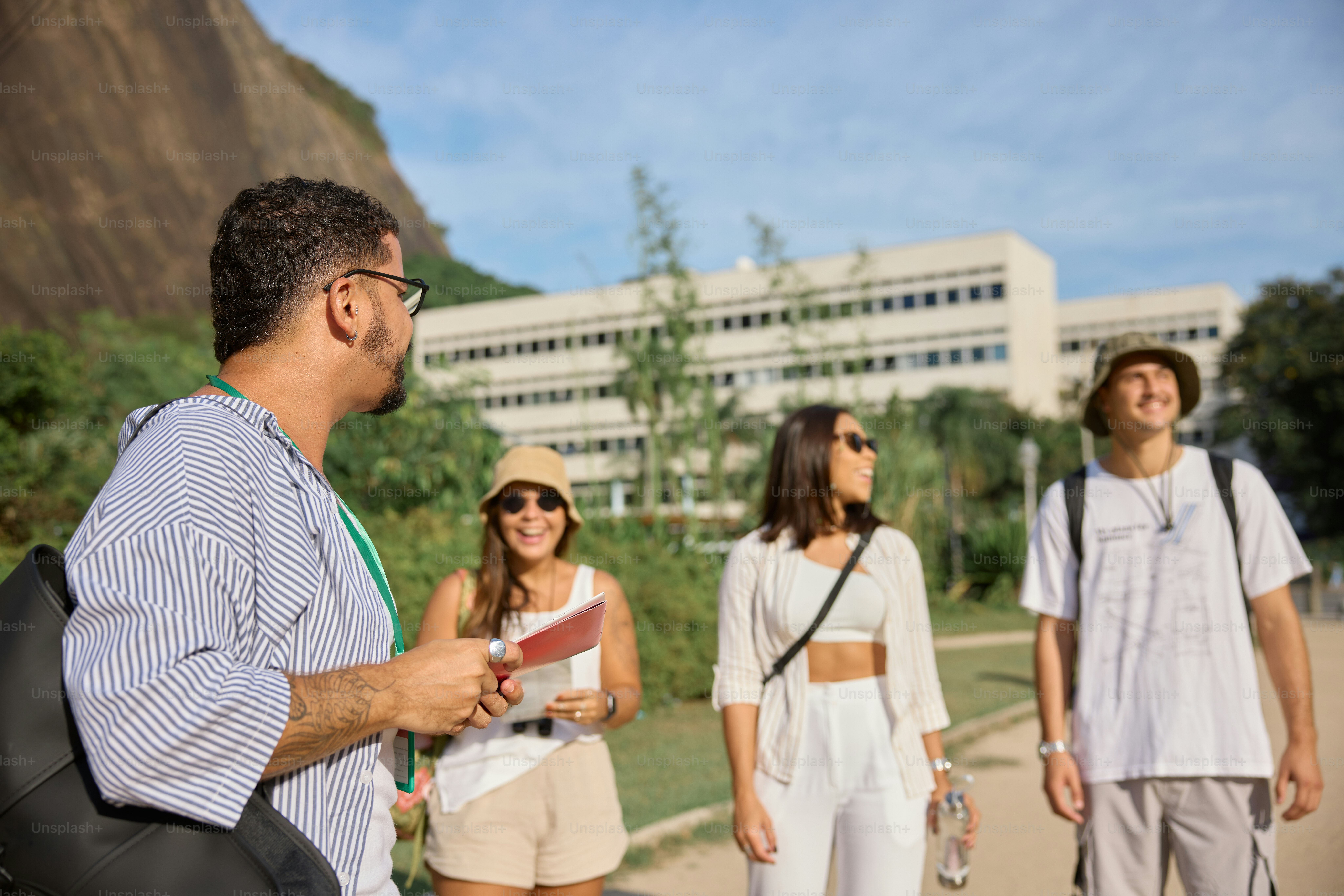 eine Gruppe von Menschen, die umeinander stehen