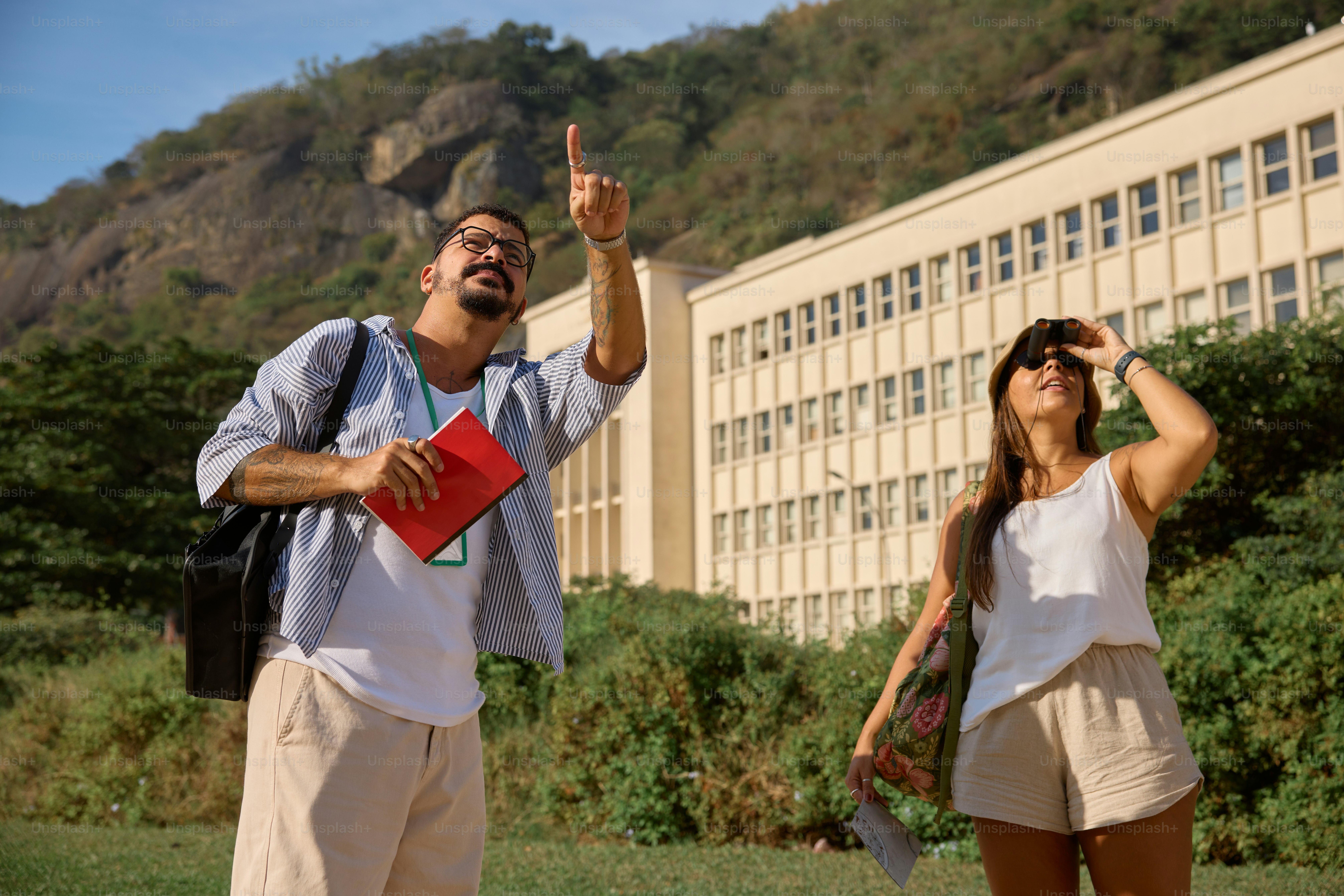 Ein Mann und eine Frau stehen vor einem Gebäude