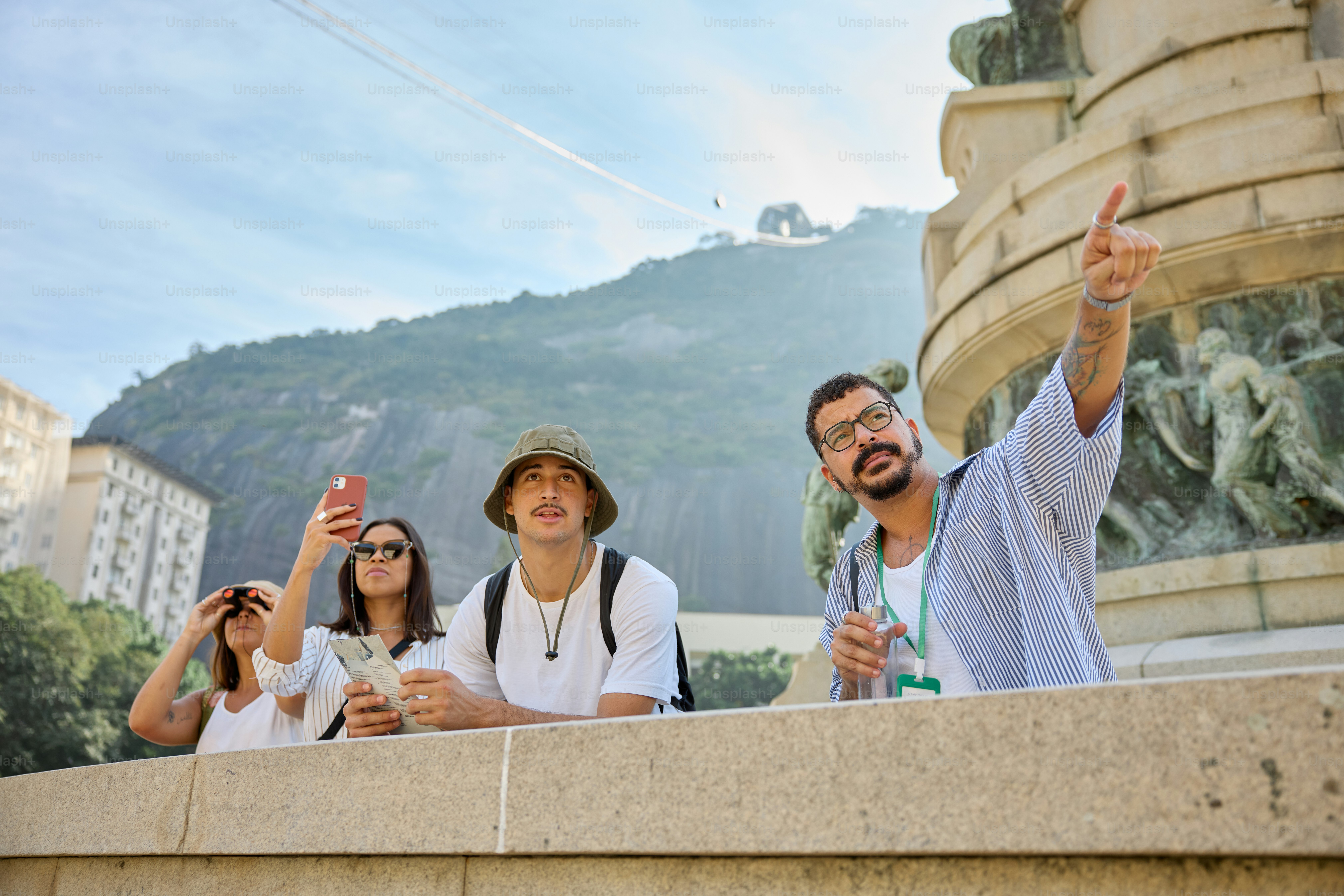 eine Gruppe von Menschen, die nebeneinander stehen
