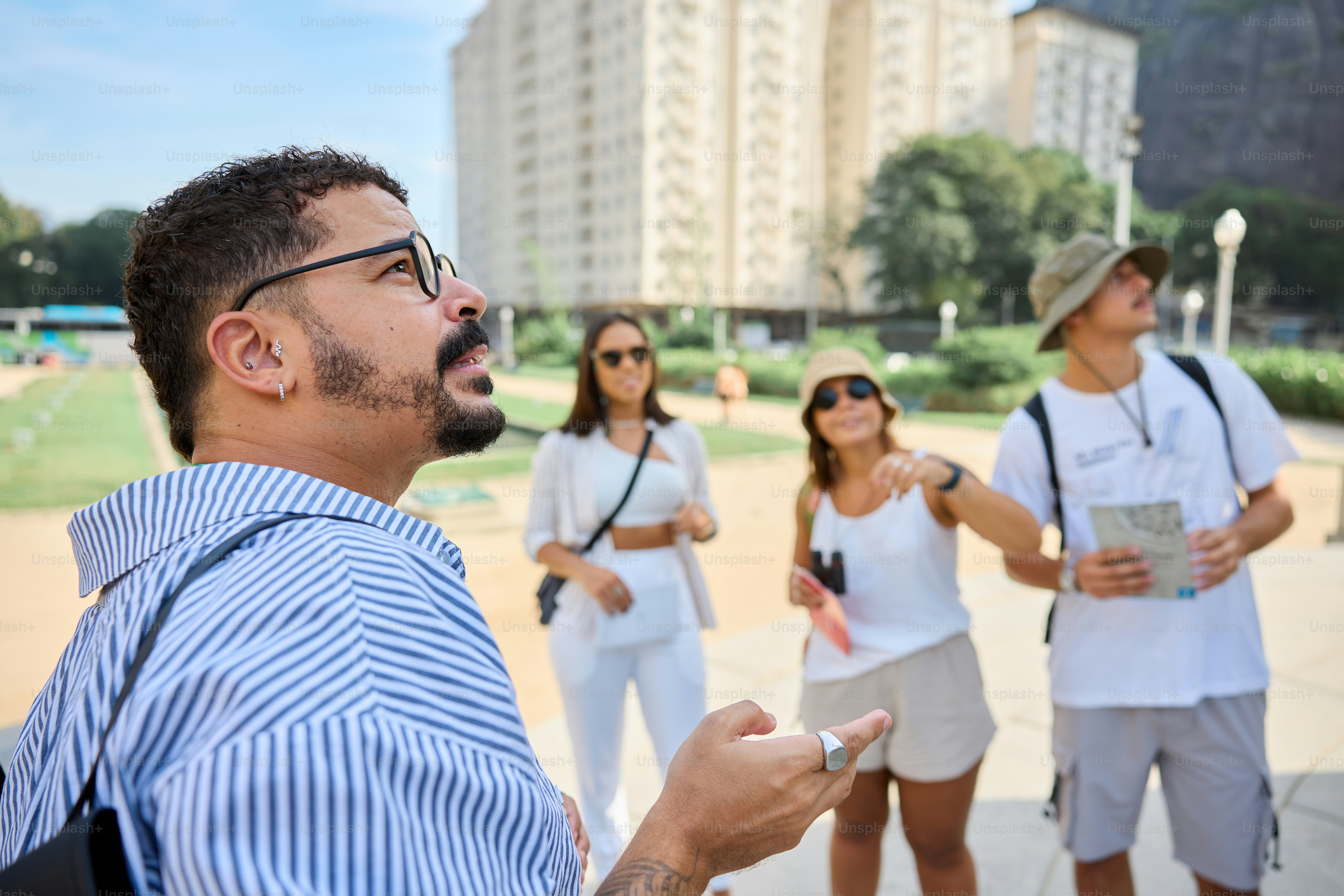 한 무리의 사람들이 서로를 둘러싸고 서 있습니다