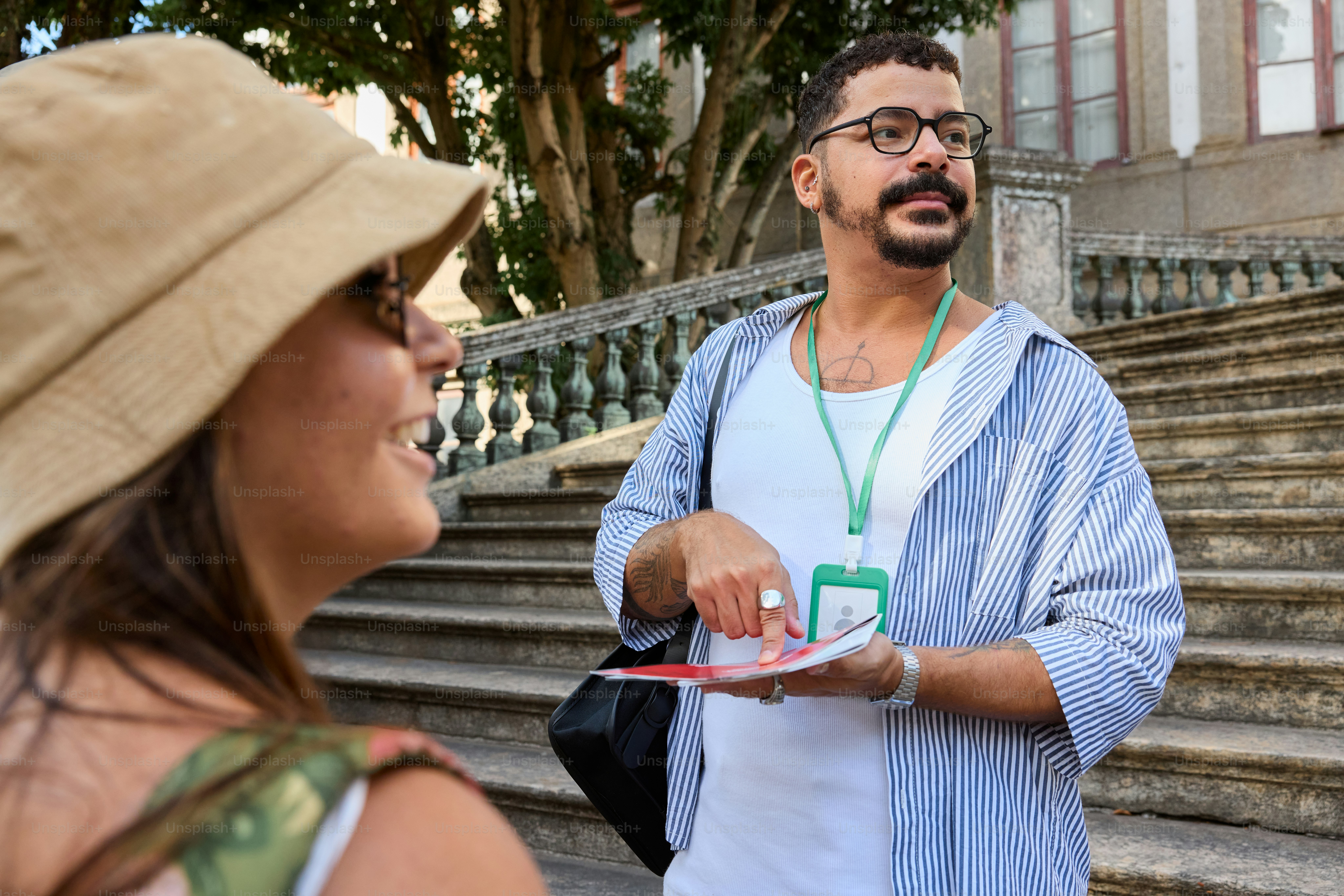 ein Mann, der neben einer Frau steht, die ein Stück Papier hält