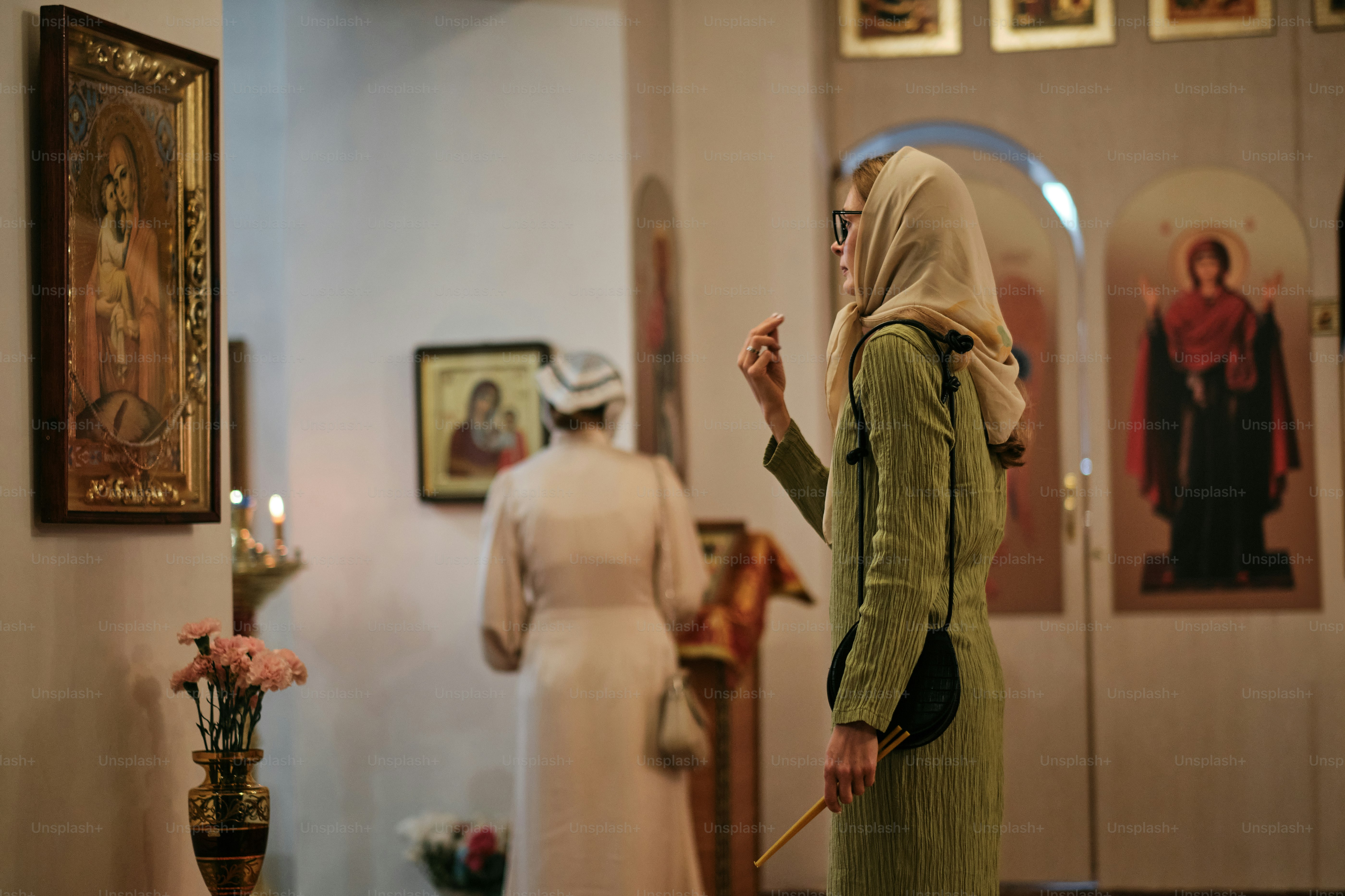 une femme debout dans une pièce à côté d’une autre femme