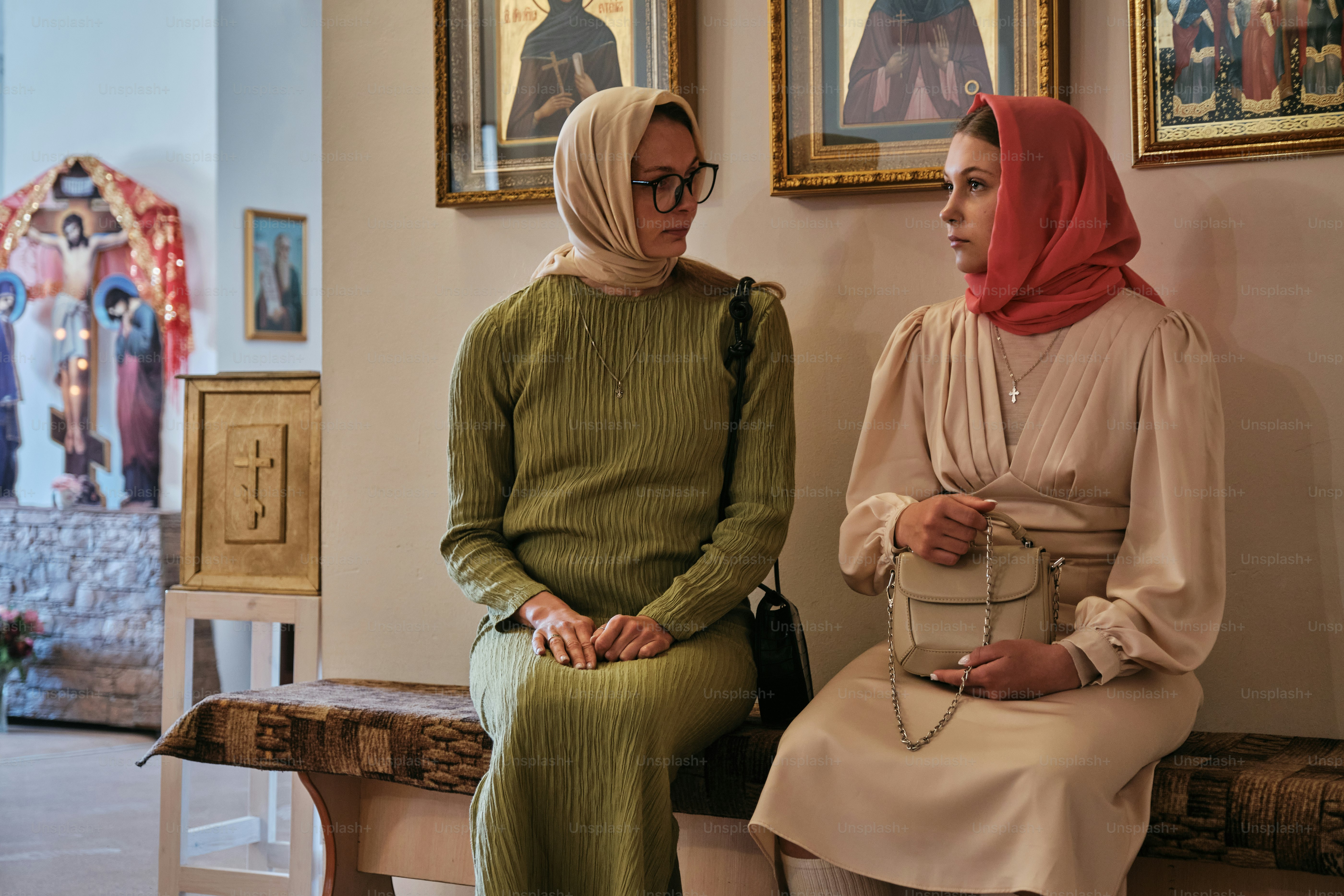 duas mulheres sentadas em um banco em uma igreja