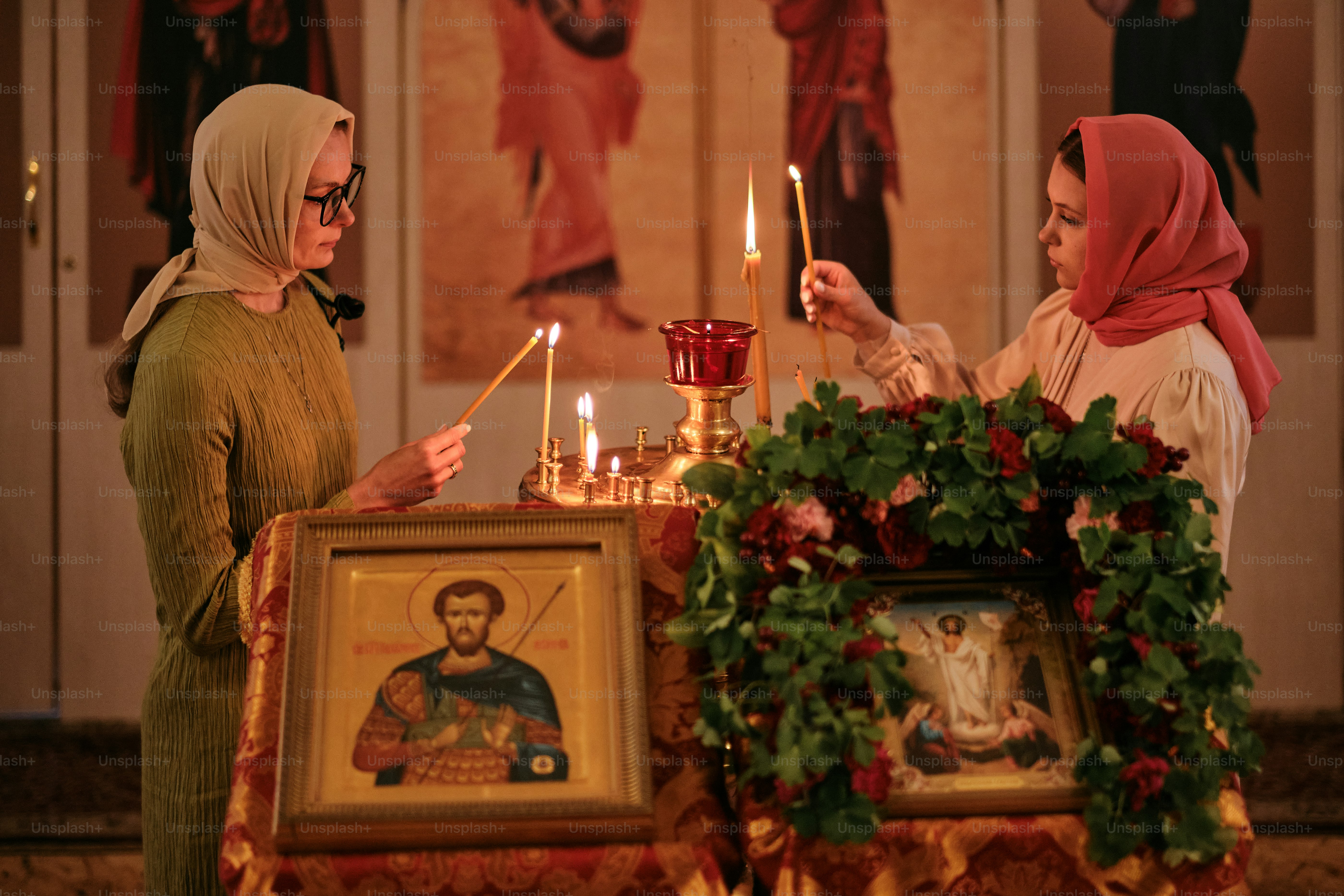 ein paar Frauen, die nebeneinander vor einem Gemälde stehen