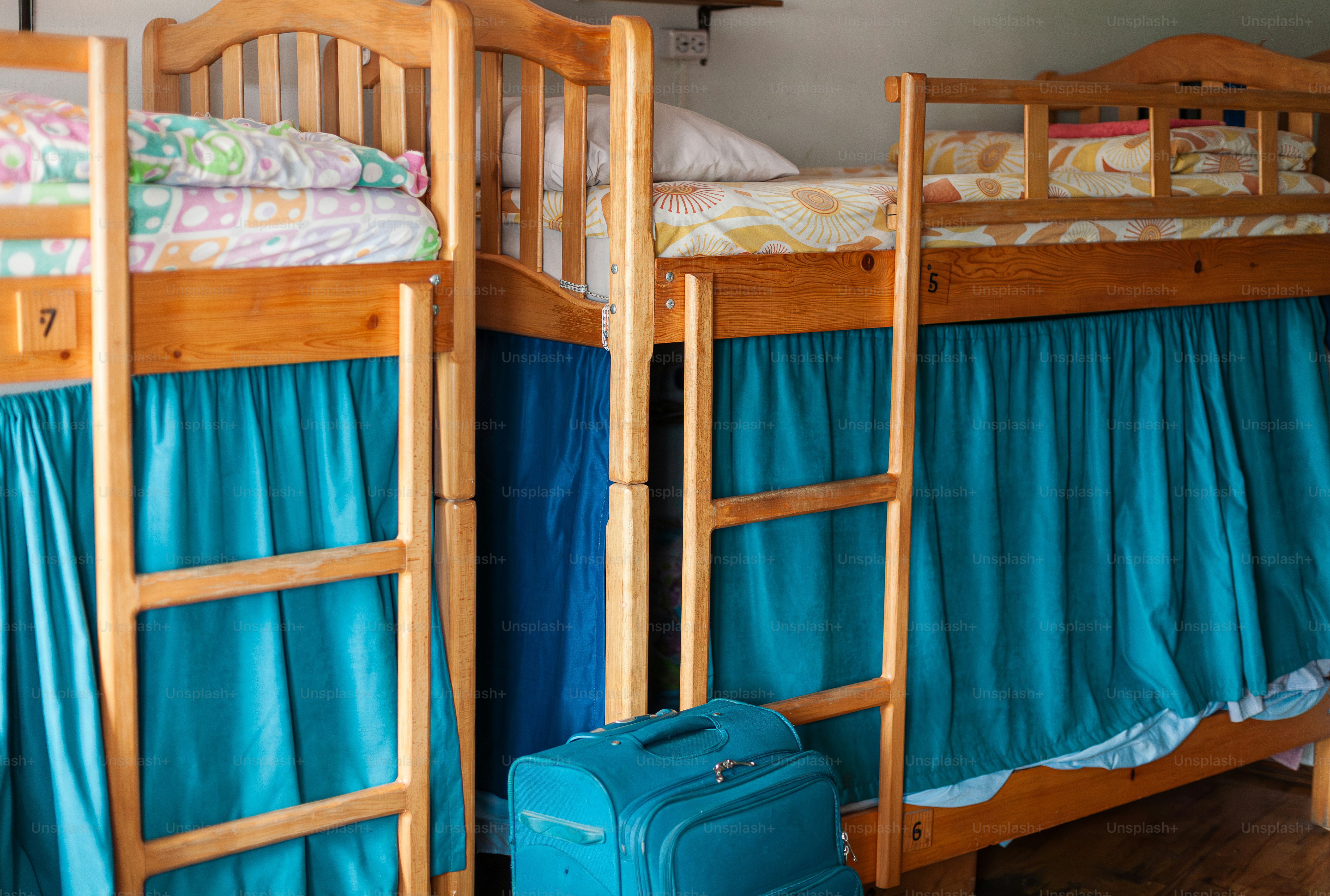 quelques lits superposés assis l’un à côté de l’autre