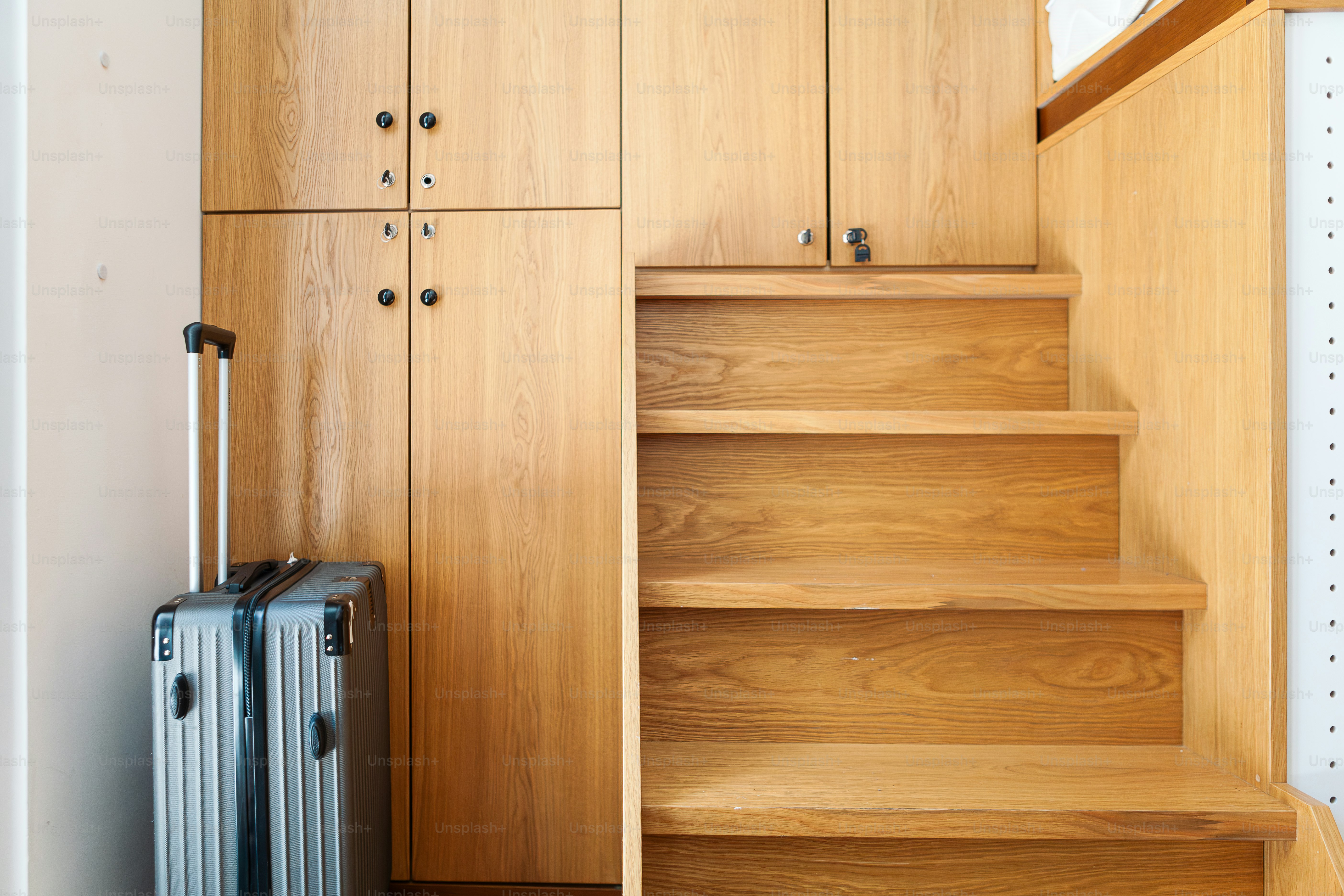 una valigia seduta accanto a una rampa di scale