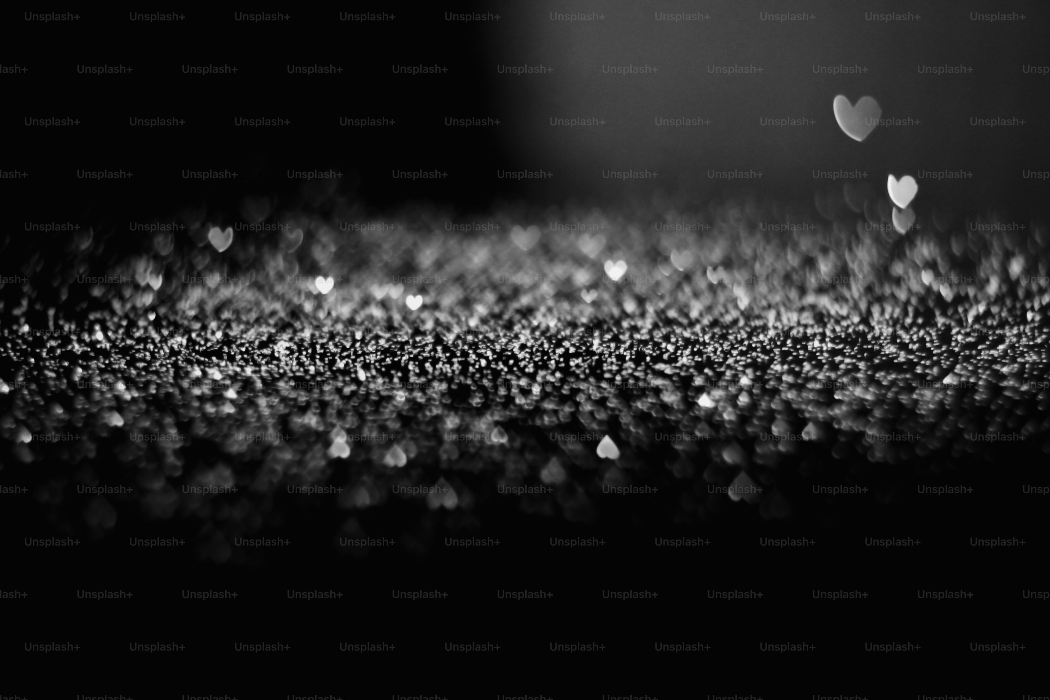 Una foto en blanco y negro de una superficie brillante