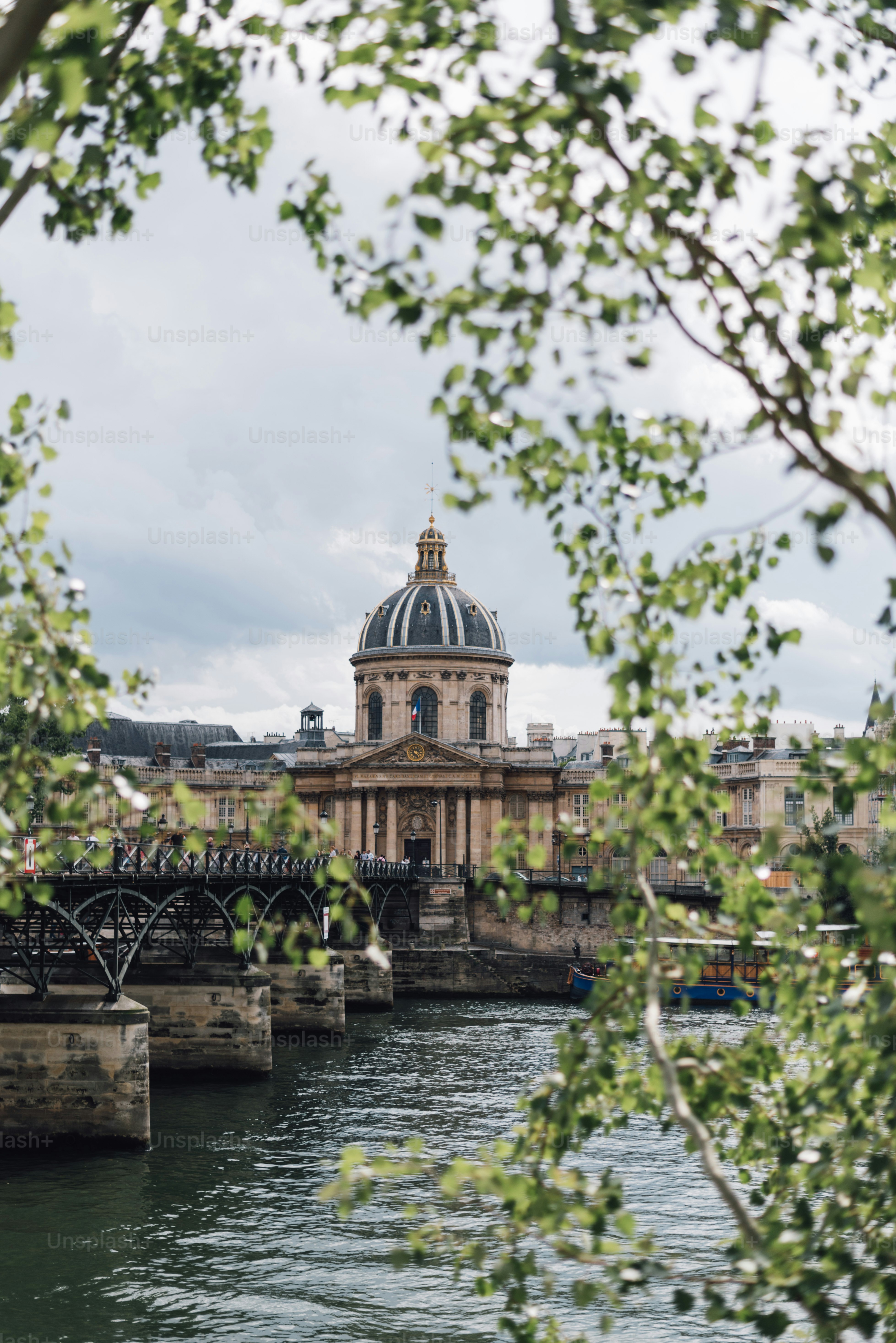 Eine Brücke über einen Fluss mit einem Gebäude im Hintergrund