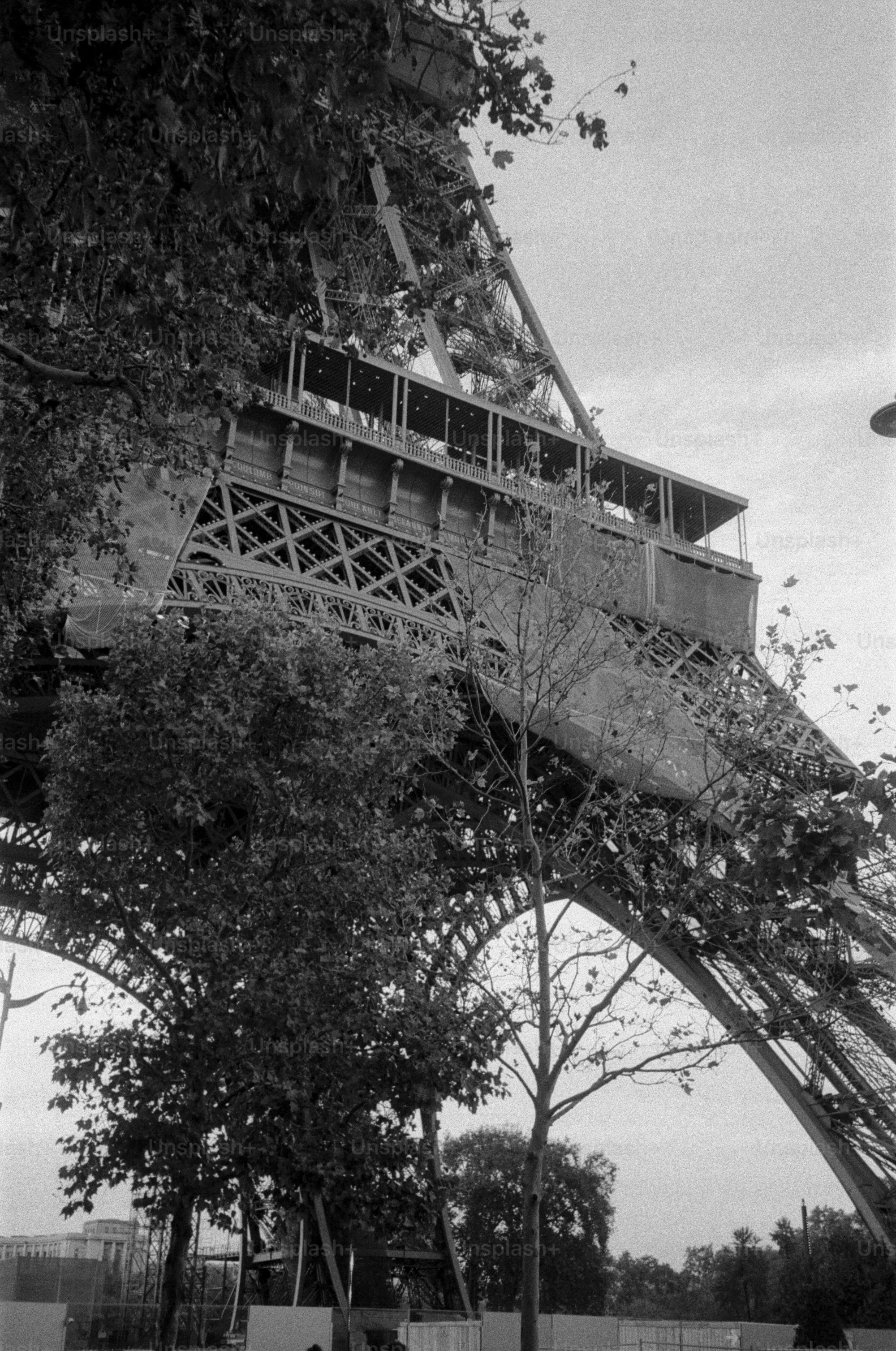 a black and white photo of the eiffel tower