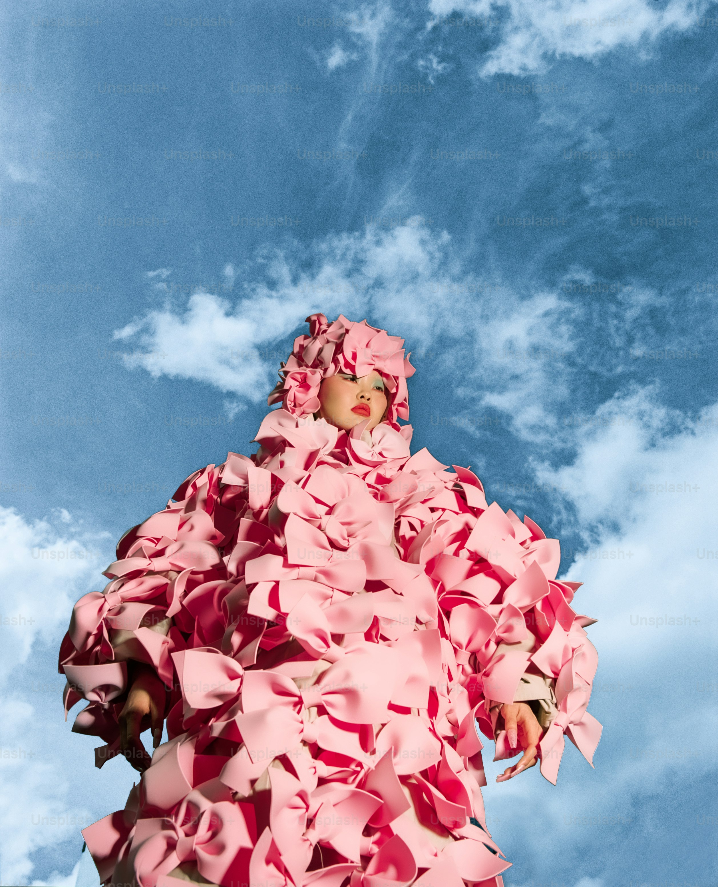 uma mulher em um vestido feito de papel rosa