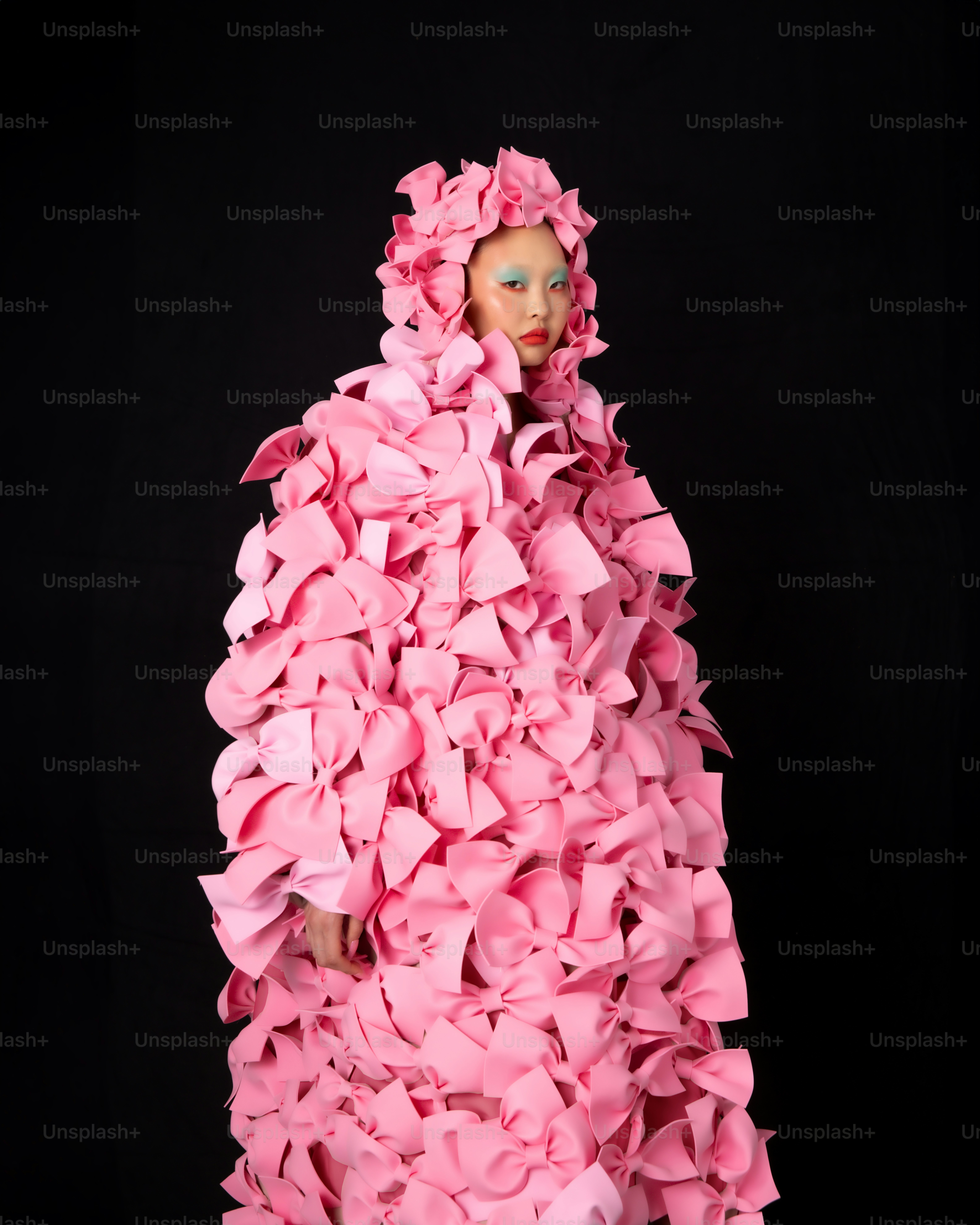 une femme en robe rose en papier rose