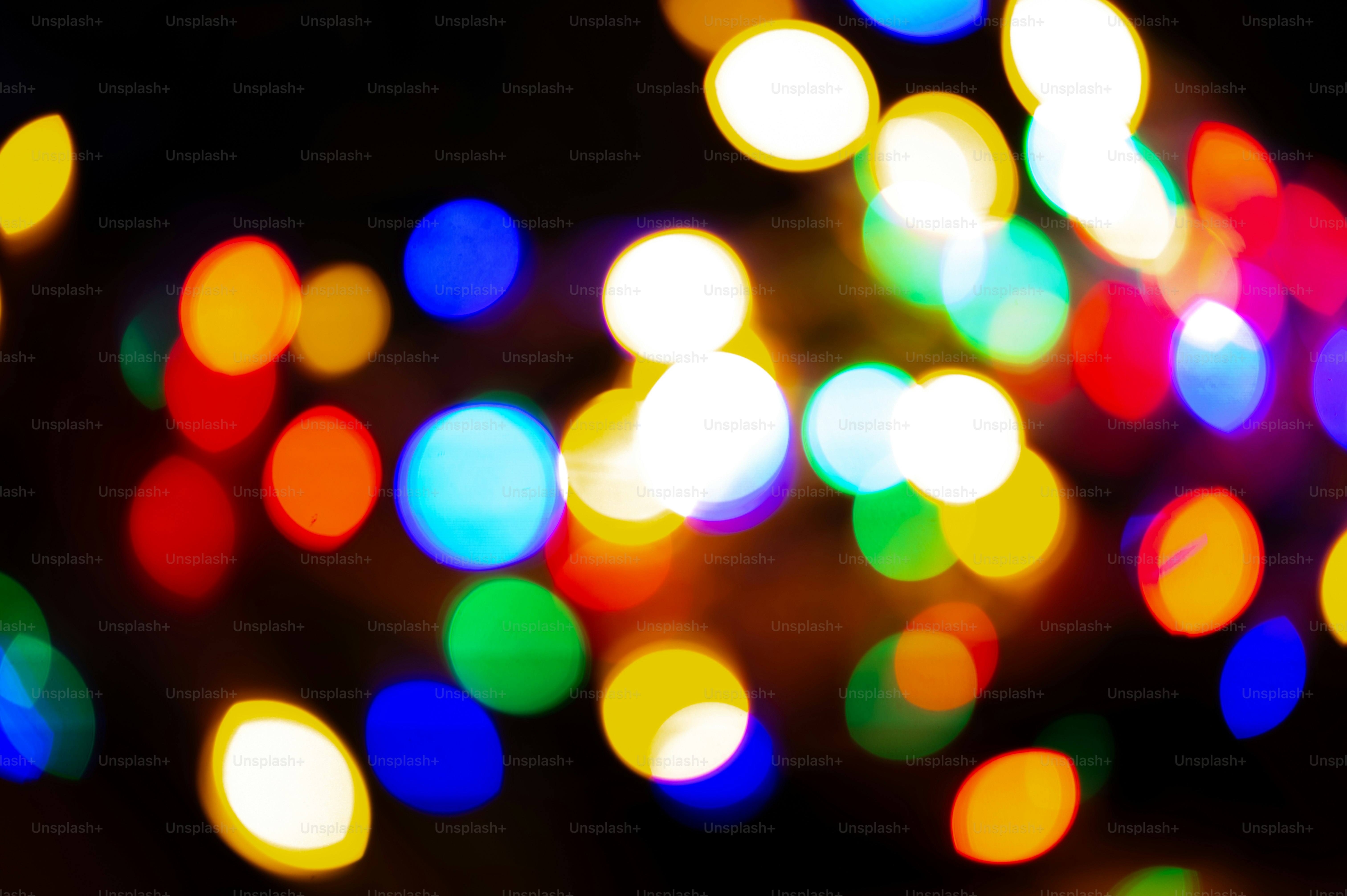 una foto borrosa de un montón de luces