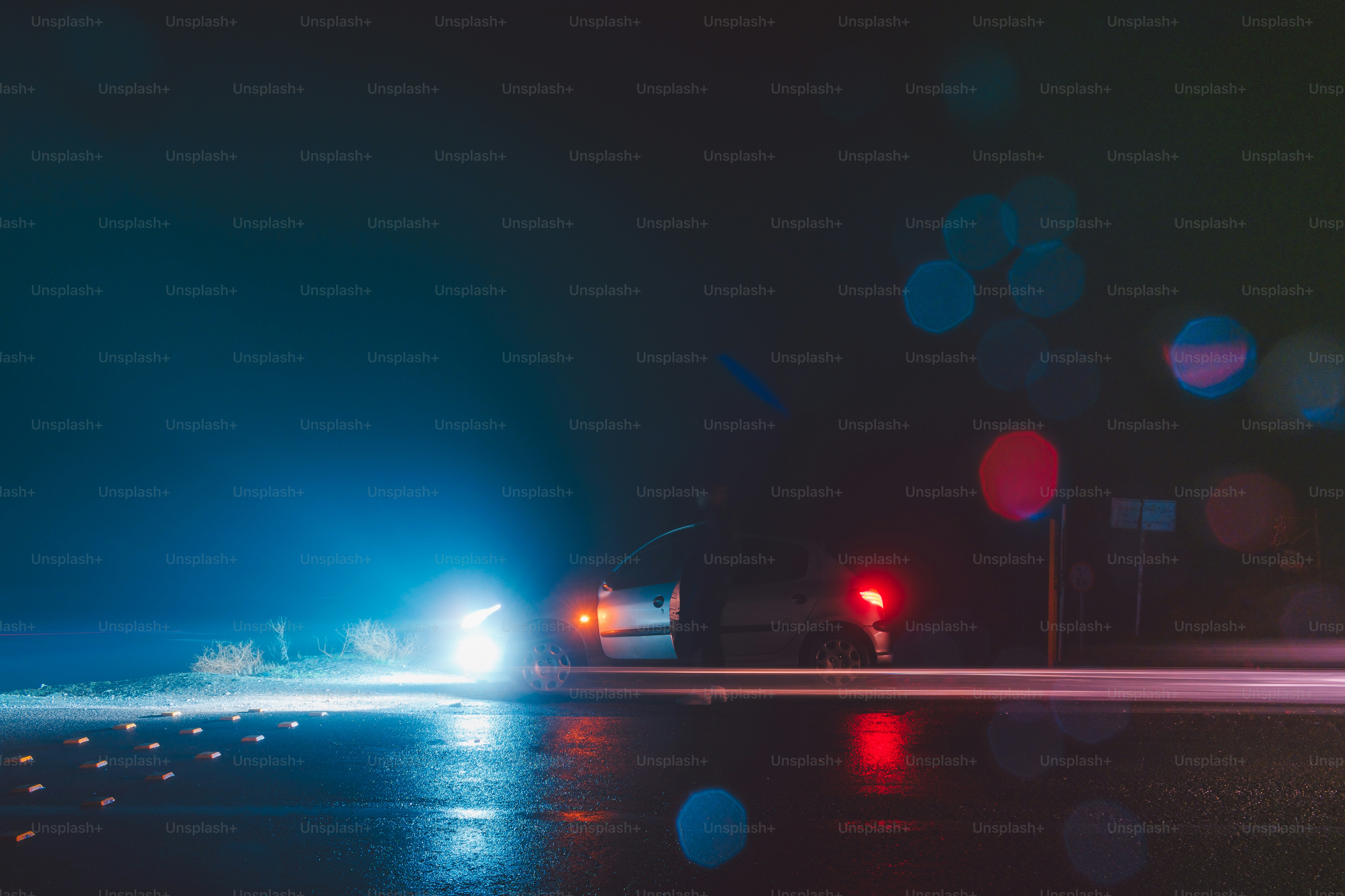 um carro estacionado à beira da estrada à noite