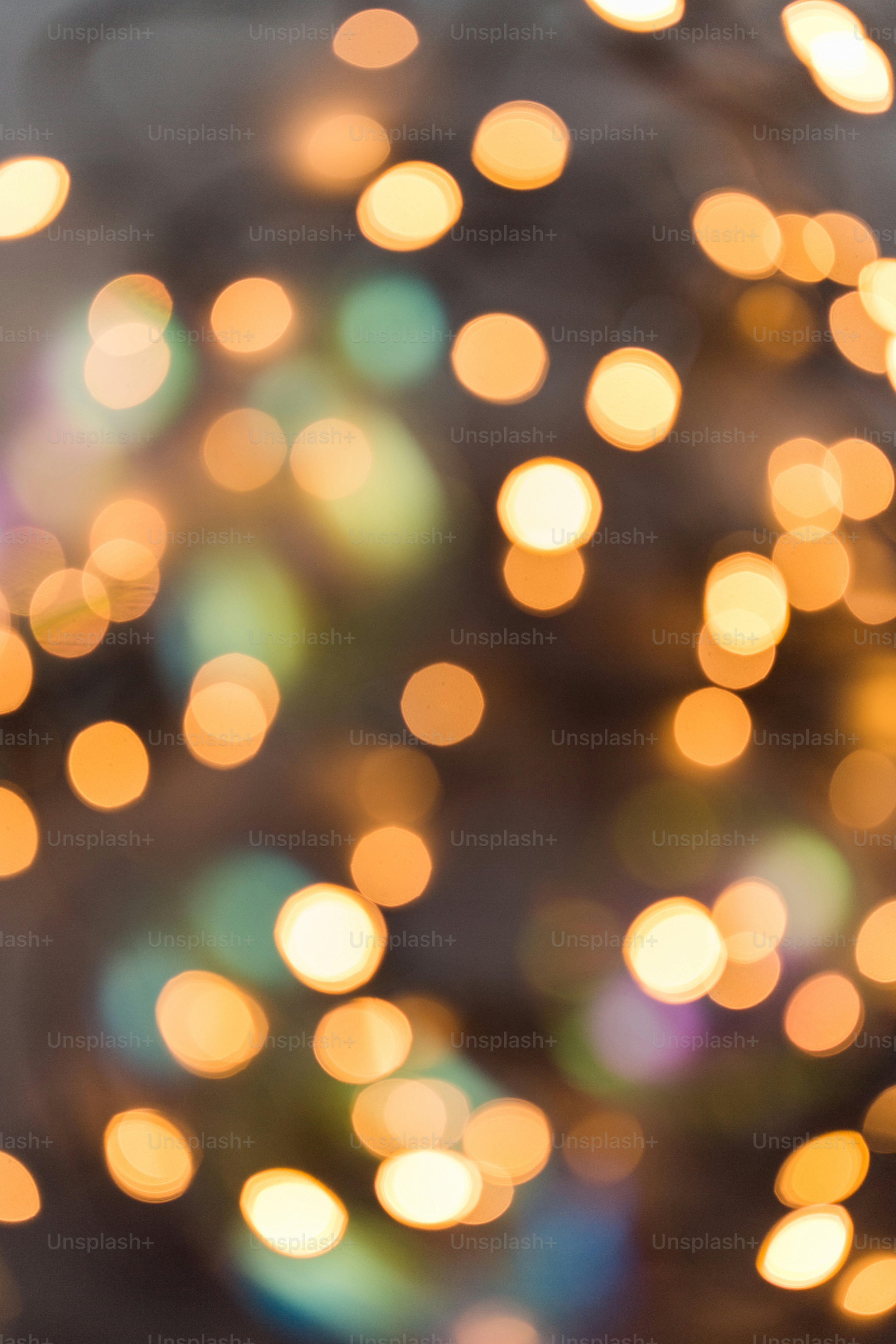Foto buram pohon Natal dengan lampu