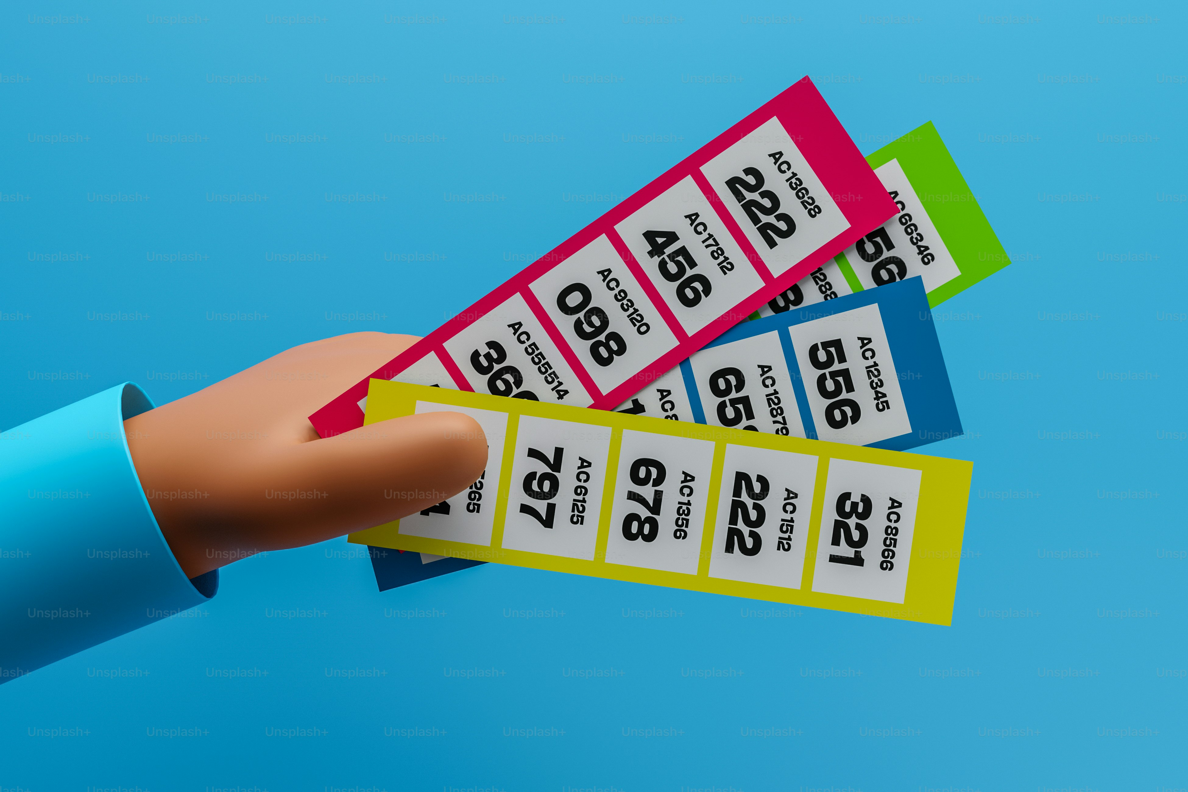 青い背景にペアのチケットを持つ手