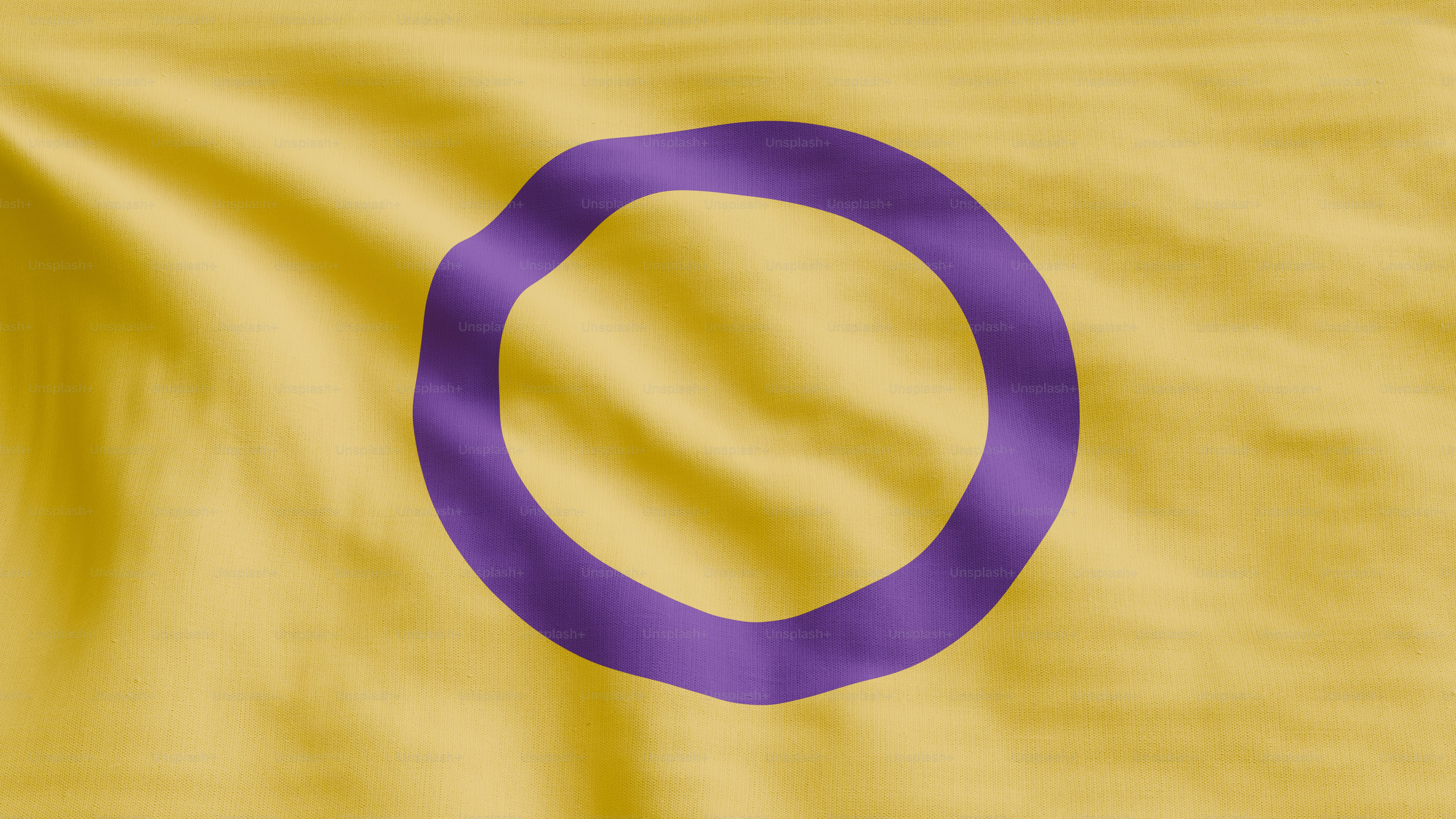 un cercle violet sur fond jaune