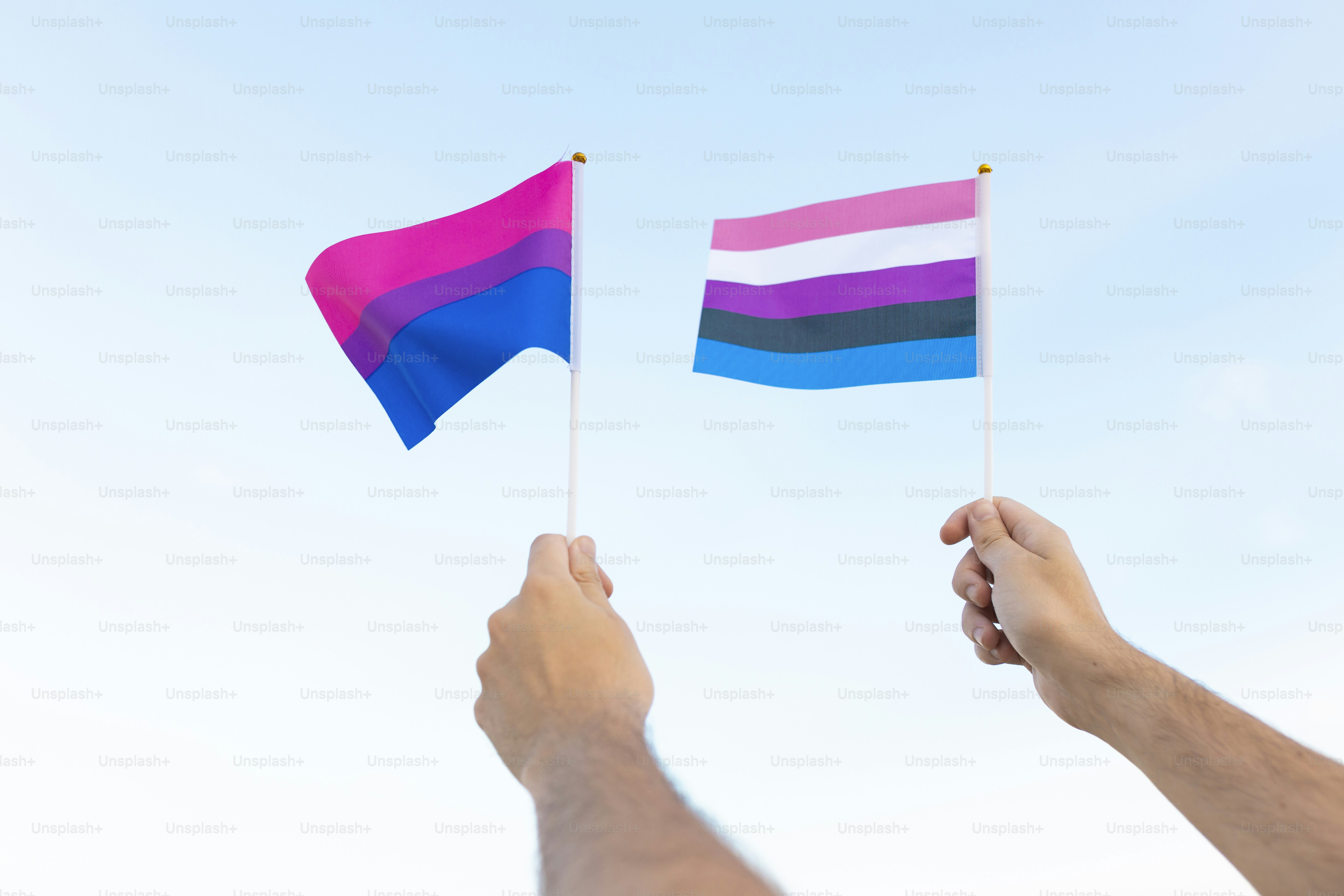 una persona con dos banderas en las manos