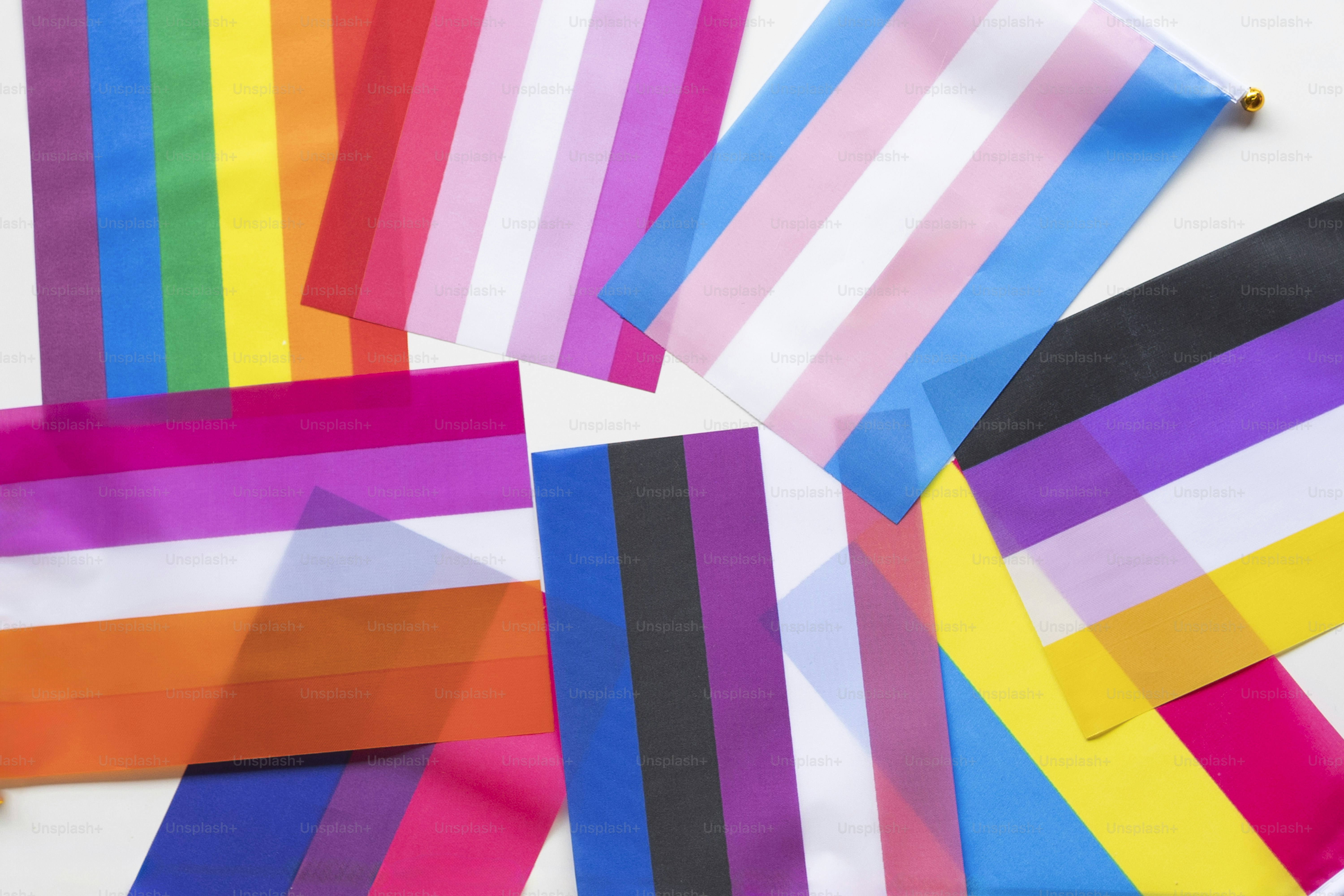 un montón de tiras de papel de diferentes colores