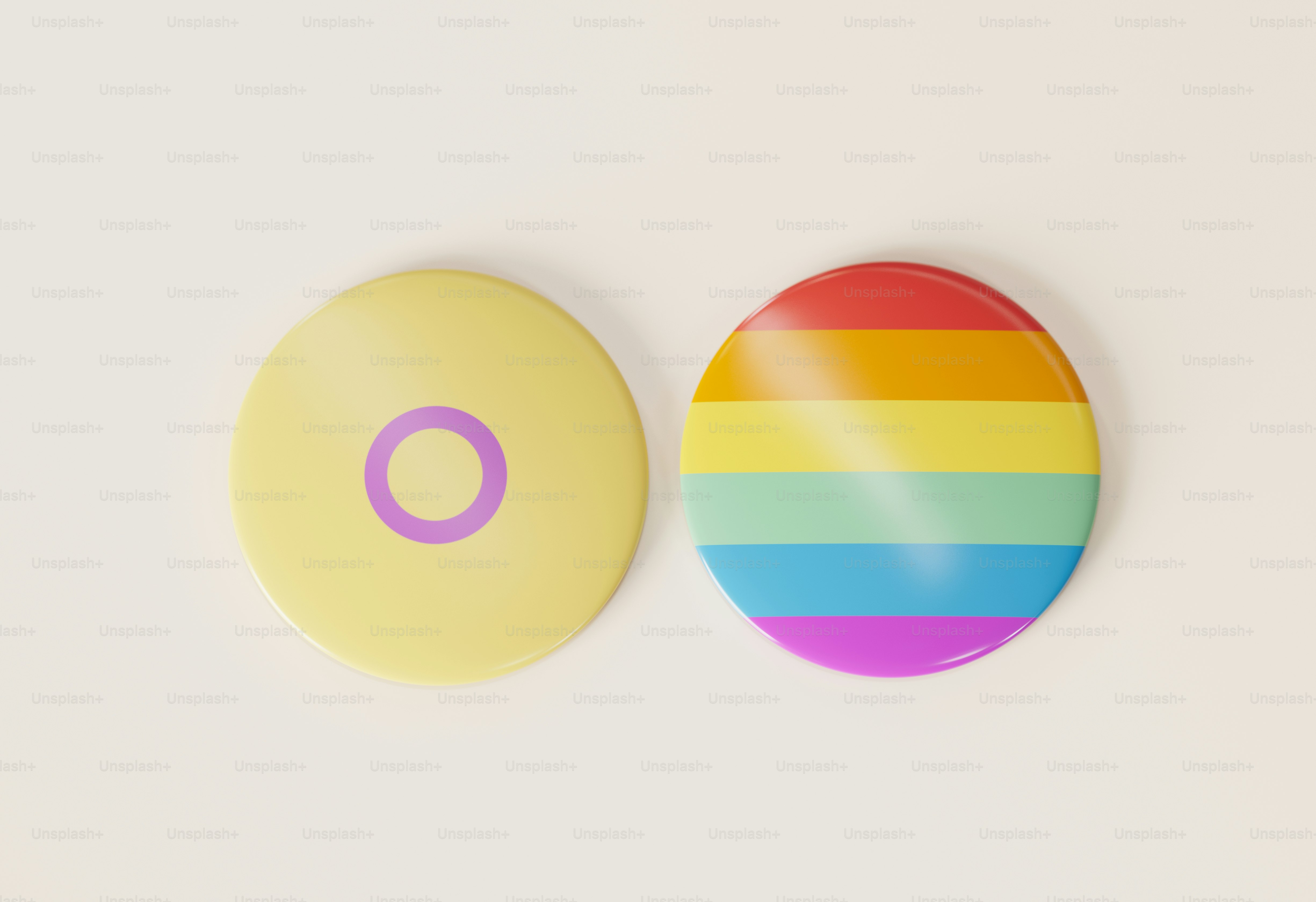 Deux boutons avec un motif arc-en-ciel dessus