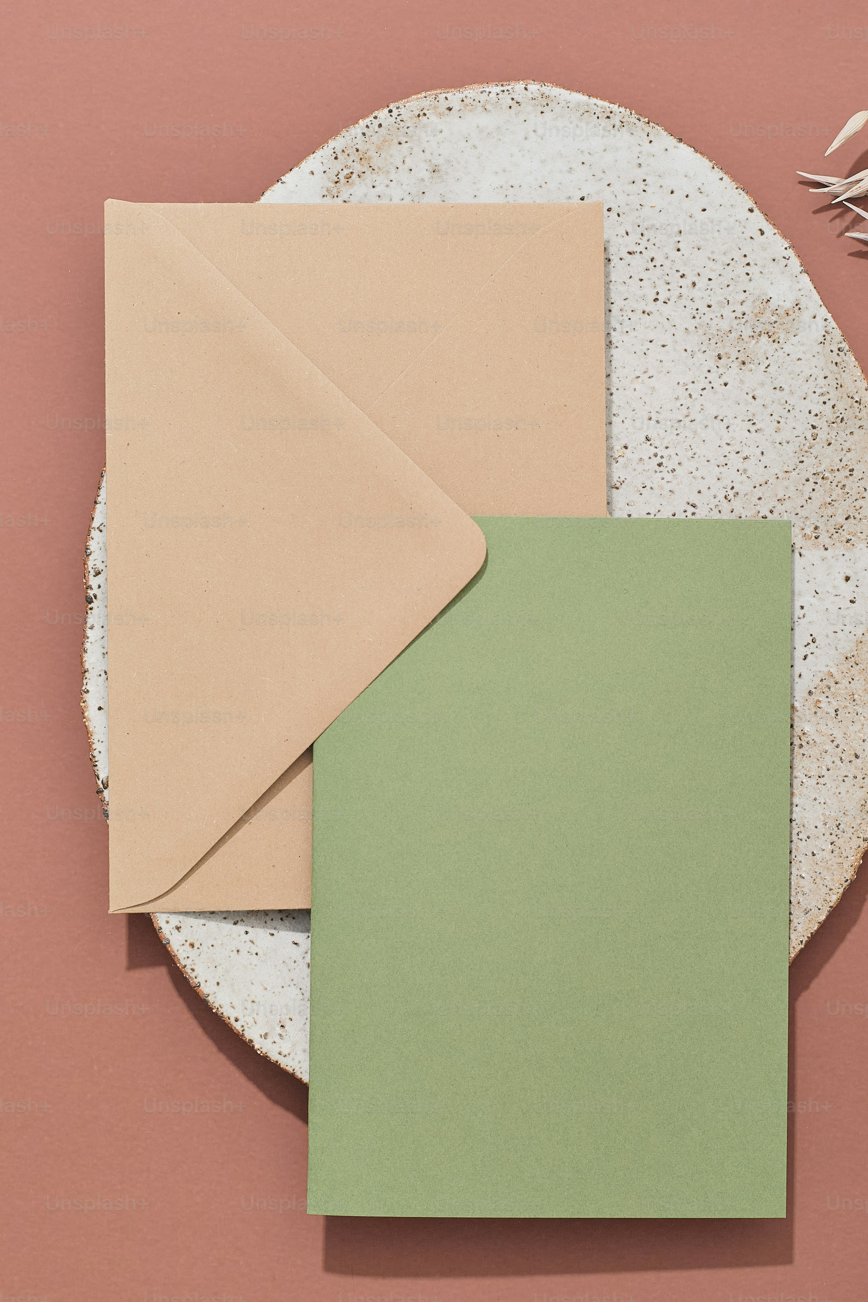 緑色の紙をのせた白い皿