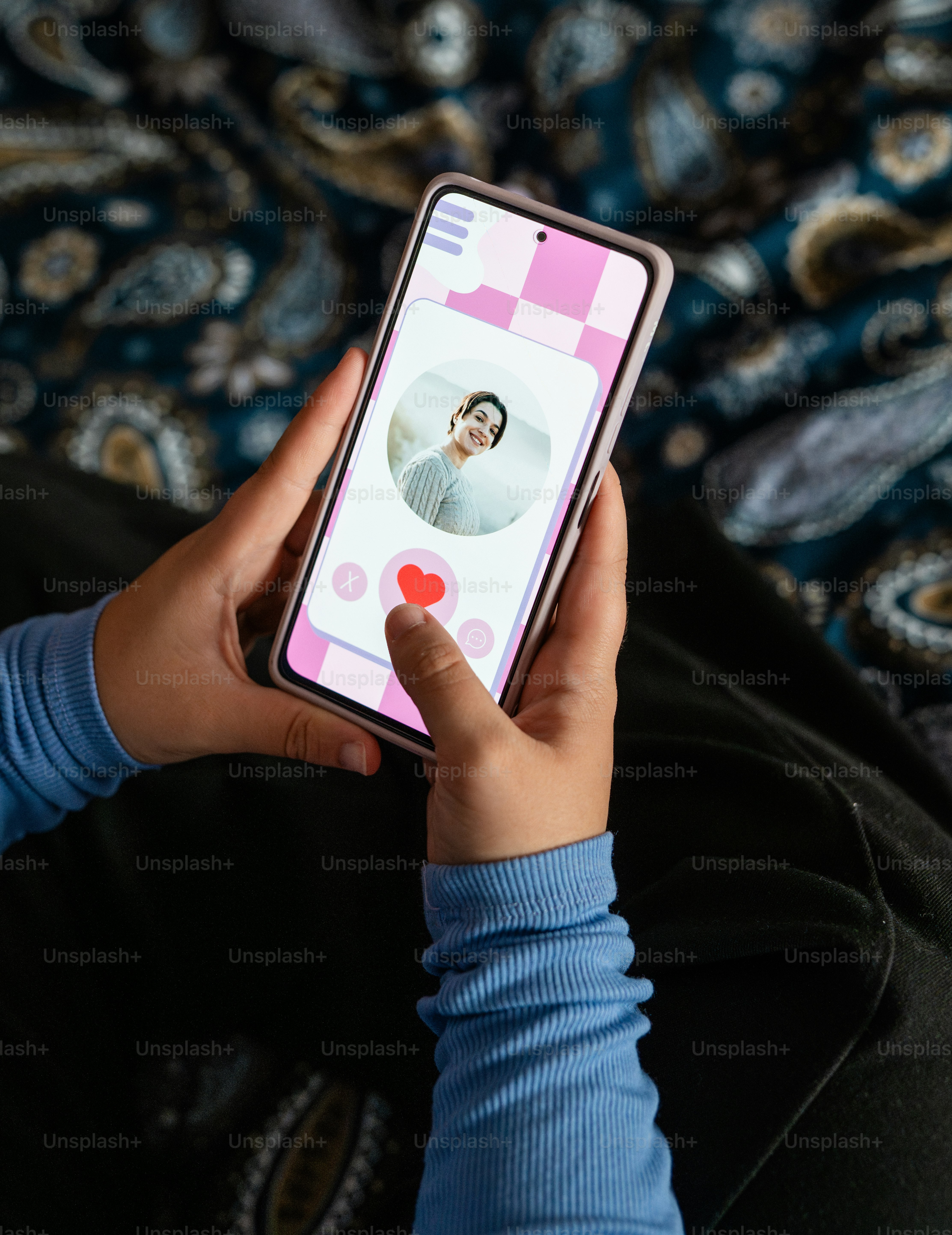 una persona sosteniendo un teléfono celular con una imagen en la pantalla
