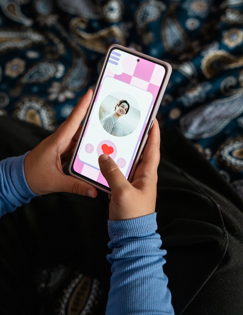 Casal compartilhando momento especial com carinho e fé